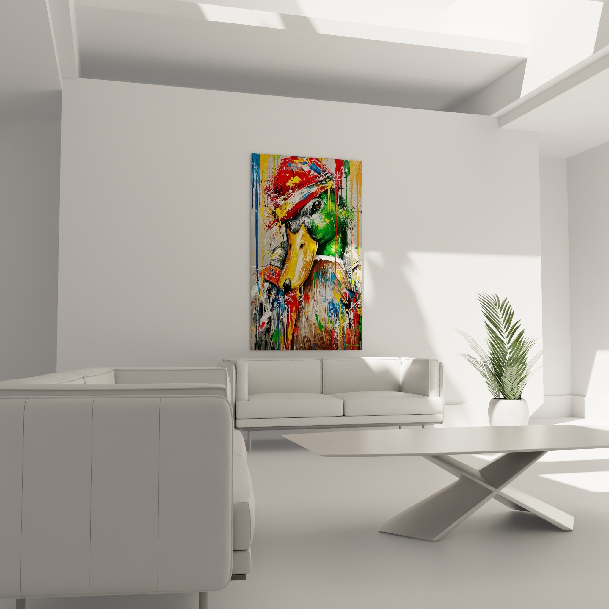 Canard vert et rouge aux coulures vives accroché au-dessus d'un canapé dans un salon lumineux