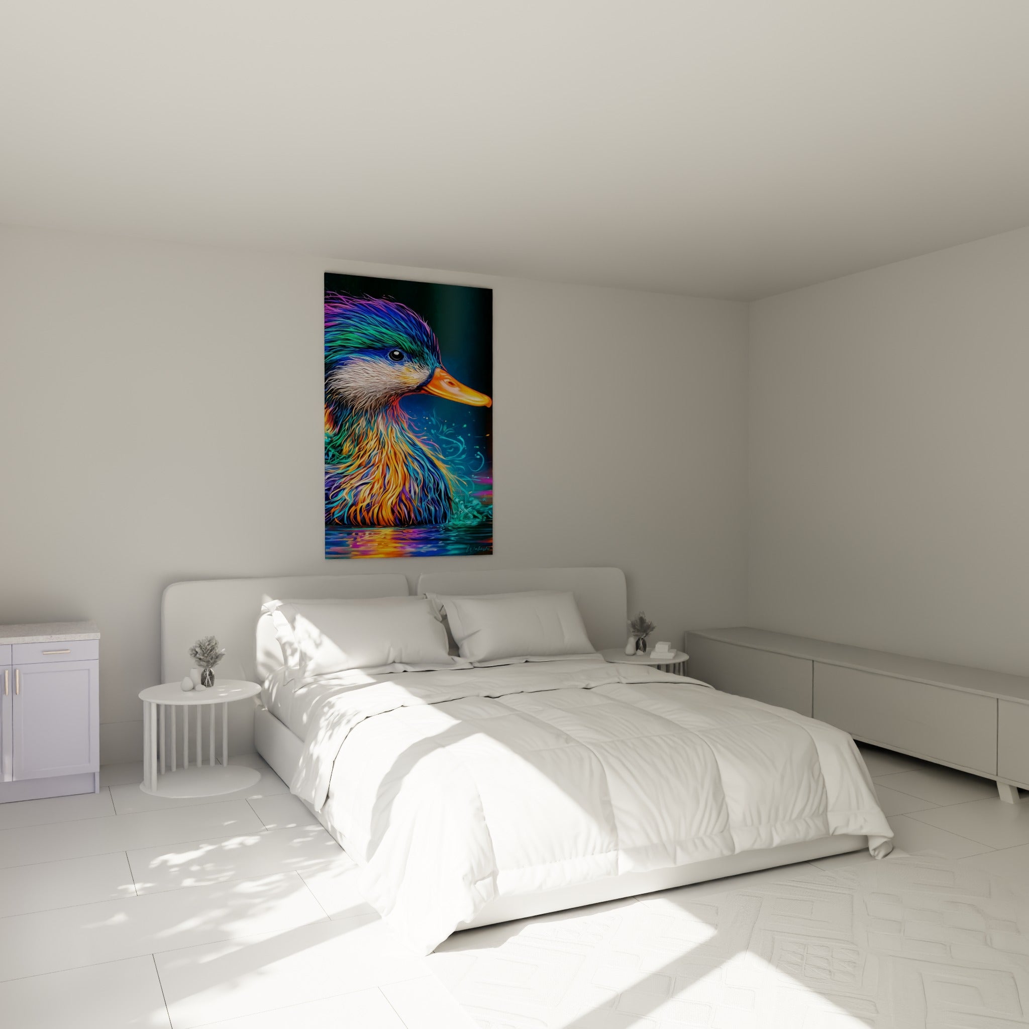Portrait de canard aux couleurs violettes et orangées, accroché au-dessus d'un lit dans une chambre claire