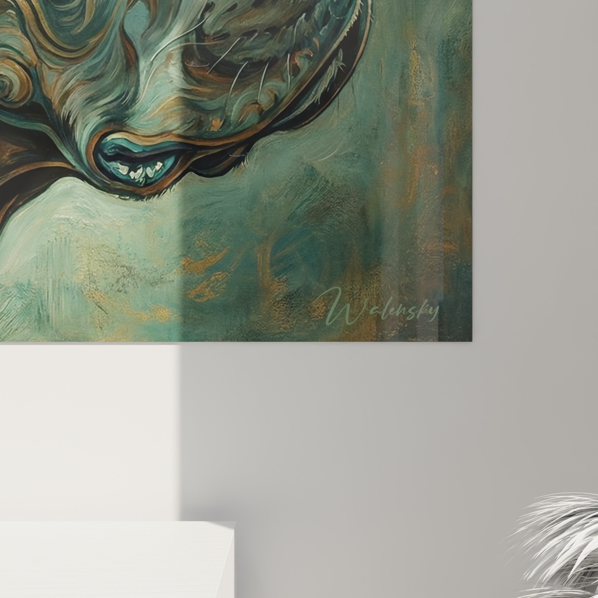 Vista d'insieme del quadro Cane Corso ornamentale con arabeschi dorati in interni contemporanei