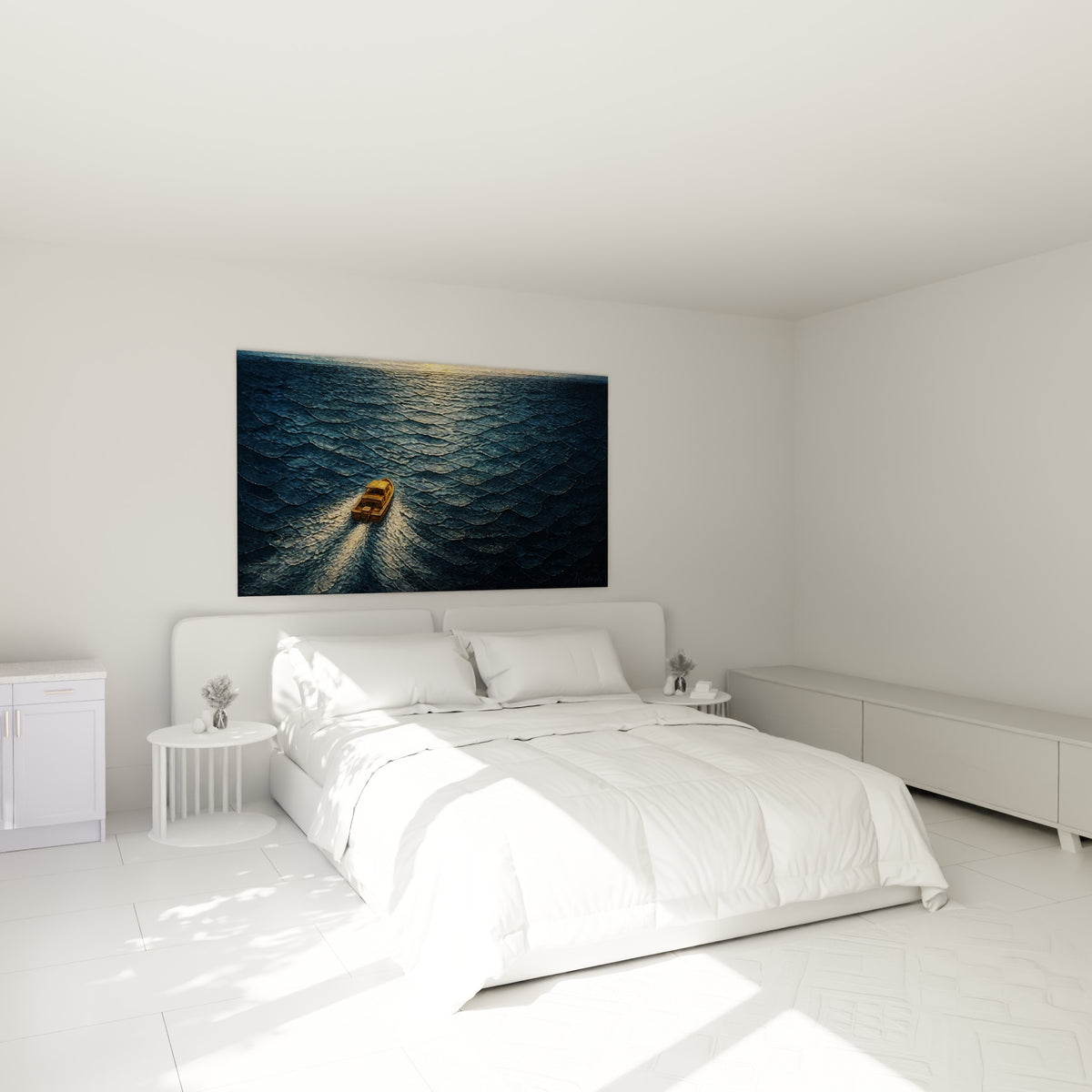 Embarcation ocre voguant sur une mer anthracite, tableau Capbreton au-dessus d'un lit dans une chambre claire
