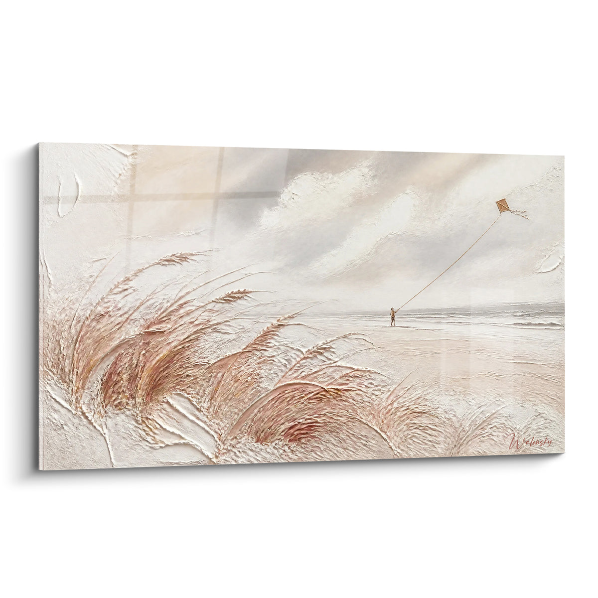 Silhouette d'enfant tenant un cerf-volant sur une plage ocre et blanche, herbes texturées au vent