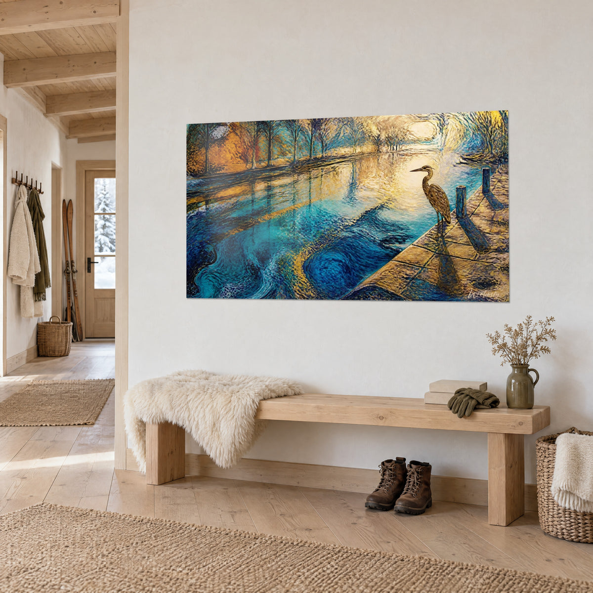 Tableau oiseau échassier aux plumes cuivrées, quai de pierre ocre et reflets bleu cobalt, vu de trois-quarts dans un chalet en bois clair