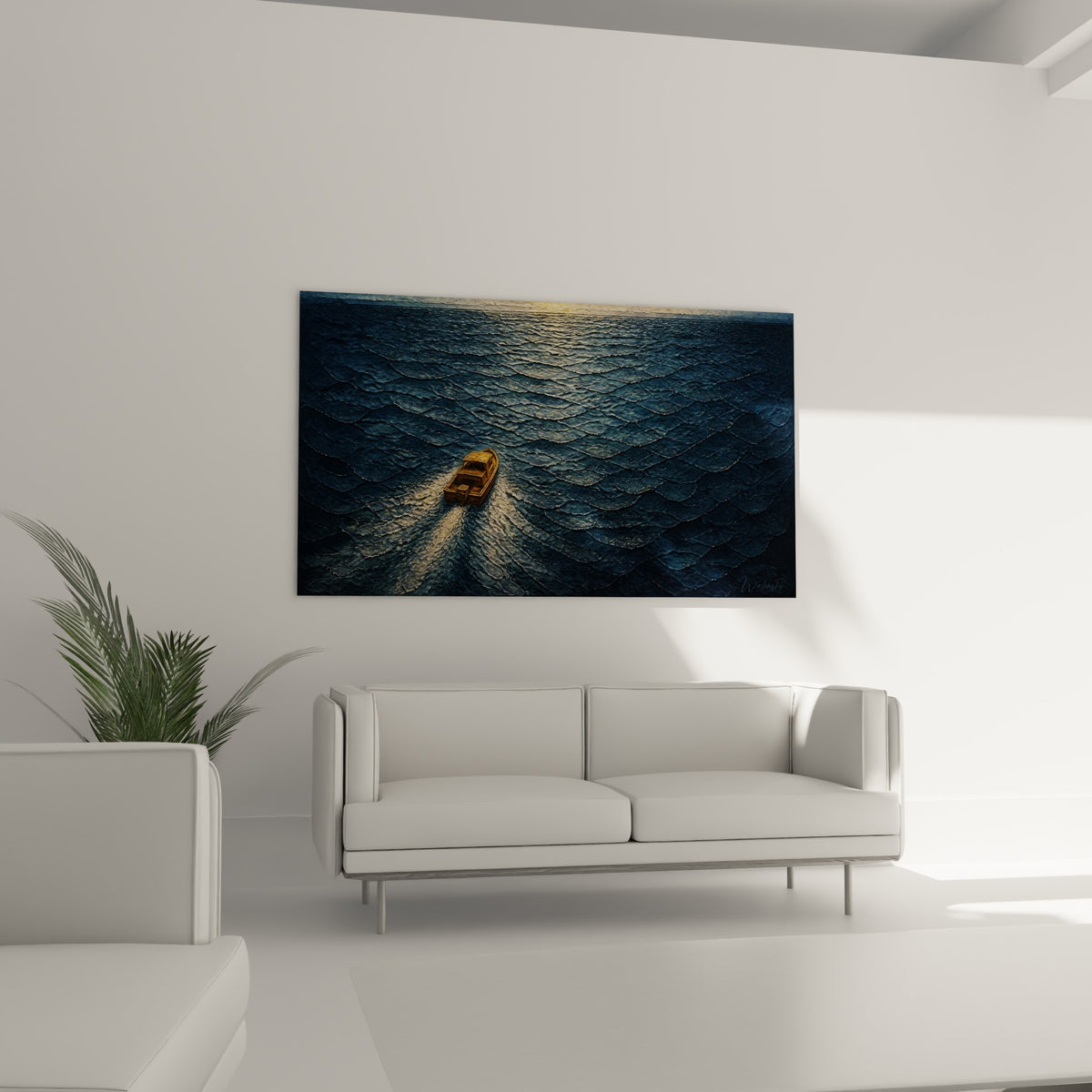 Petit bateau doré tranchant une eau bleu marine sculptée, tableau Capbreton au-dessus d'un canapé dans un salon lumineux
