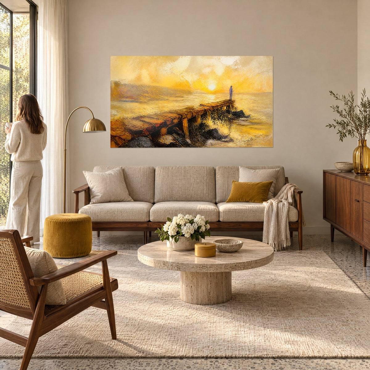 Tableau pêcheur en veste mauve sur un ponton de planches ocre, soleil jaune pâle, au-dessus d'un canapé dans un salon lumineux