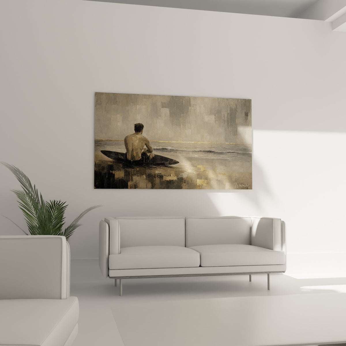 Silhouette de surfeur face à la mer, camaïeu anthracite et doré, au-dessus d'un canapé dans un salon lumineux