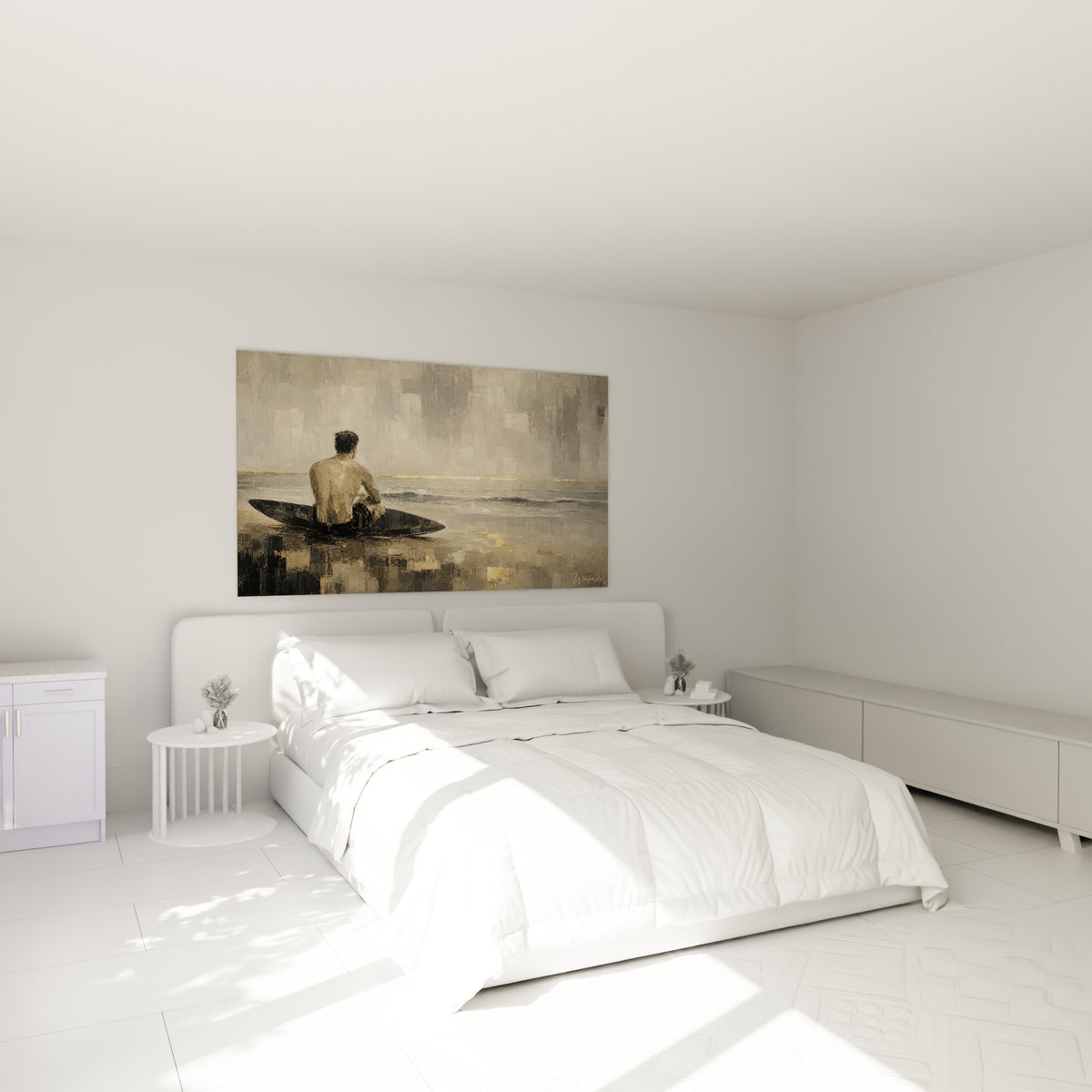 Homme au bord de l'océan, tons gris et dorés, accroché au-dessus d'un lit dans une chambre claire