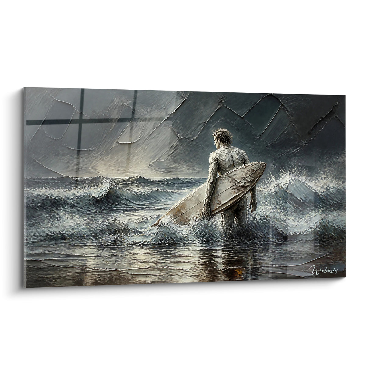 Surfeur de dos silhouette grise tenant une planche blanche face aux vagues écumantes de Capbreton