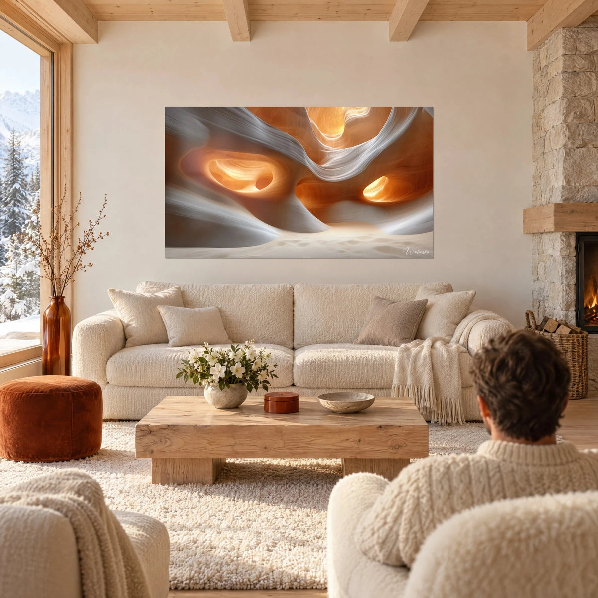 Tableau canyon de grès sculpté aux courbes orange et ivoire, deux personnes de dos, au-dessus d'un canapé dans un salon lumineux