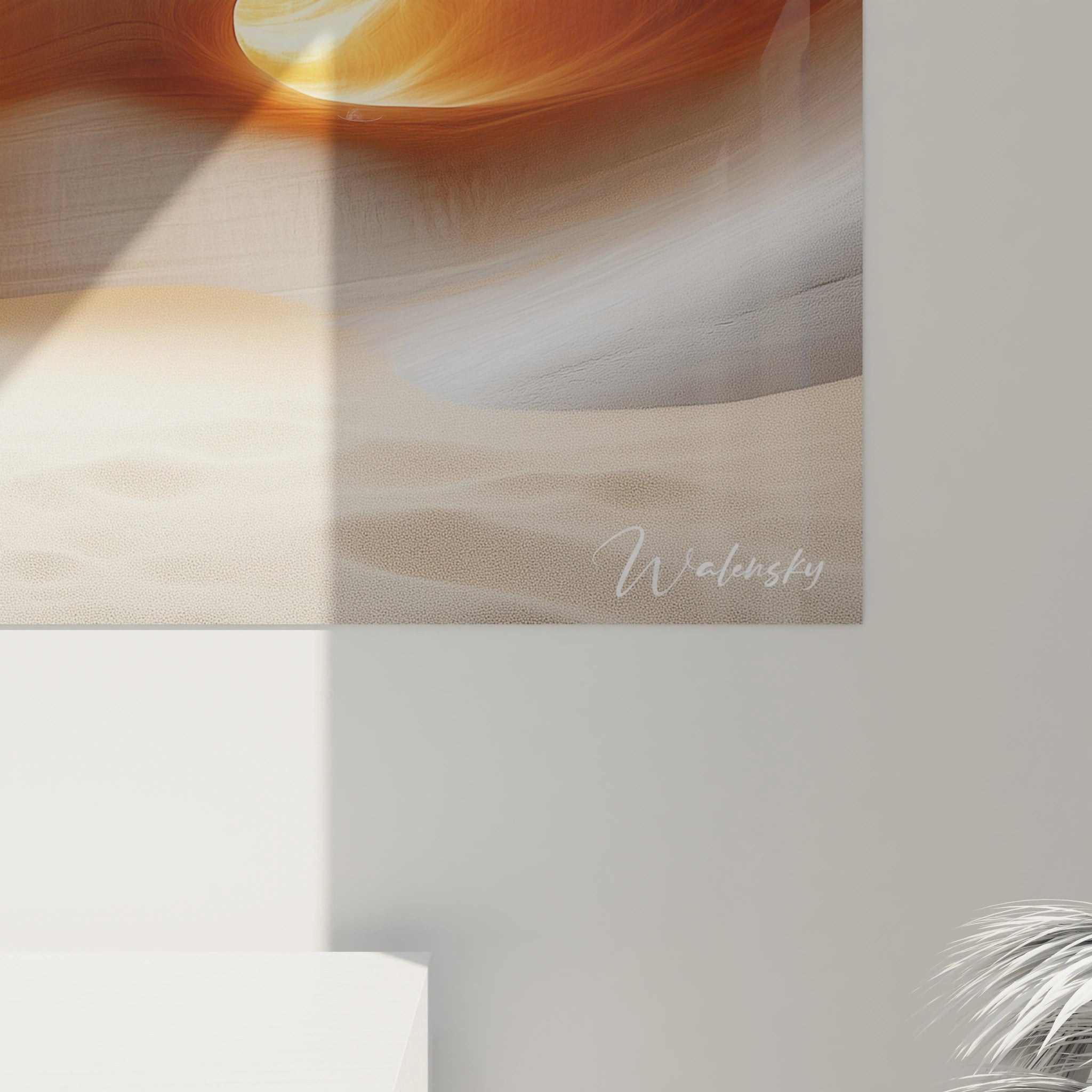 Un tableau de formations géologiques aux lignes sinueuses, présentant des vagues de pierre blanche contrastant avec des espaces lumineux orange chaud, créant une composition harmonieuse entre ombre et lumière dans ces structures minérales polies.