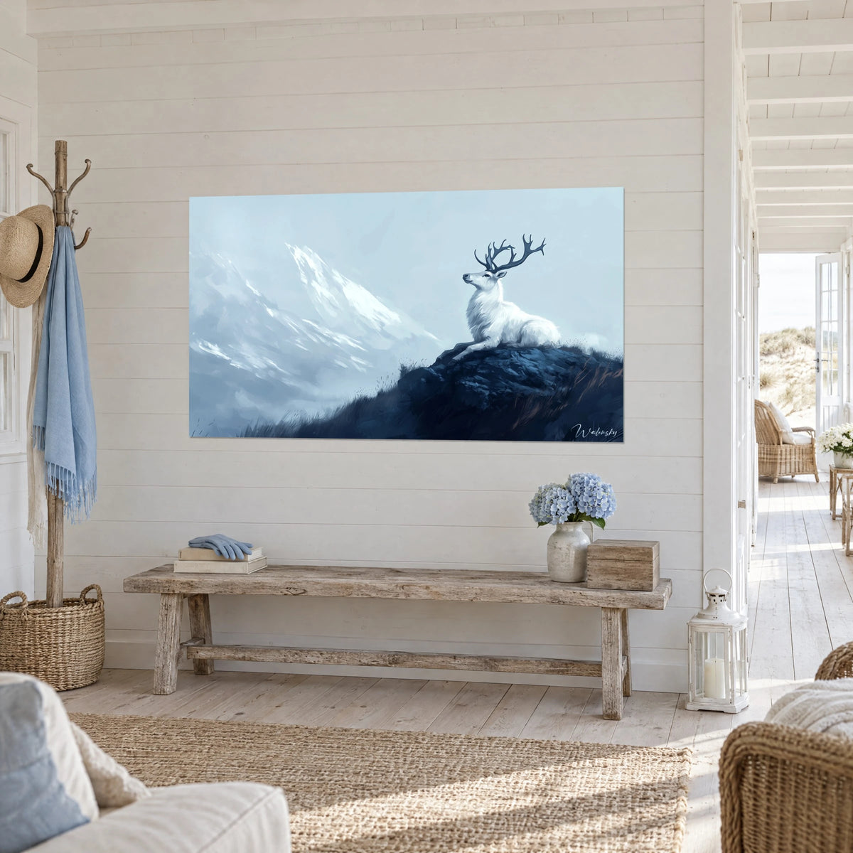 Tableau caribou immaculé aux bois sombres dominant des sommets enneigés bleu pâle, accroché en vue de trois-quarts, maison bord de mer