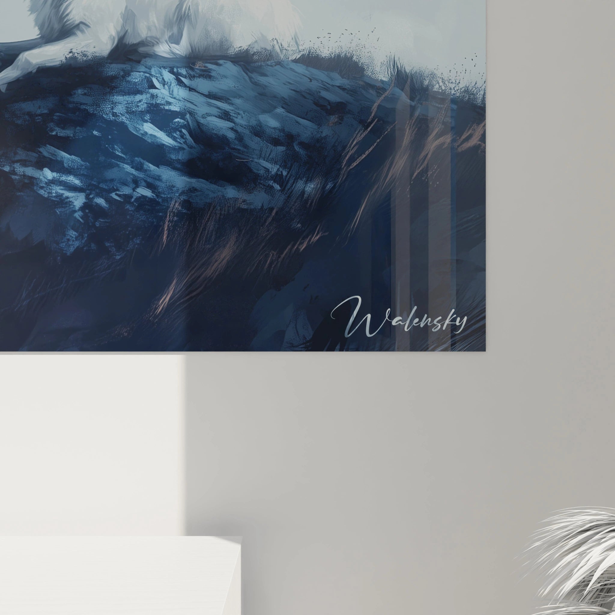 Un tableau artistique abstrait illustrant un caribou immaculé au repos sur une crête rocheuse sombre, face à un panorama de montagnes brumeuses, dans une composition dominée par les tons bleus et blancs.