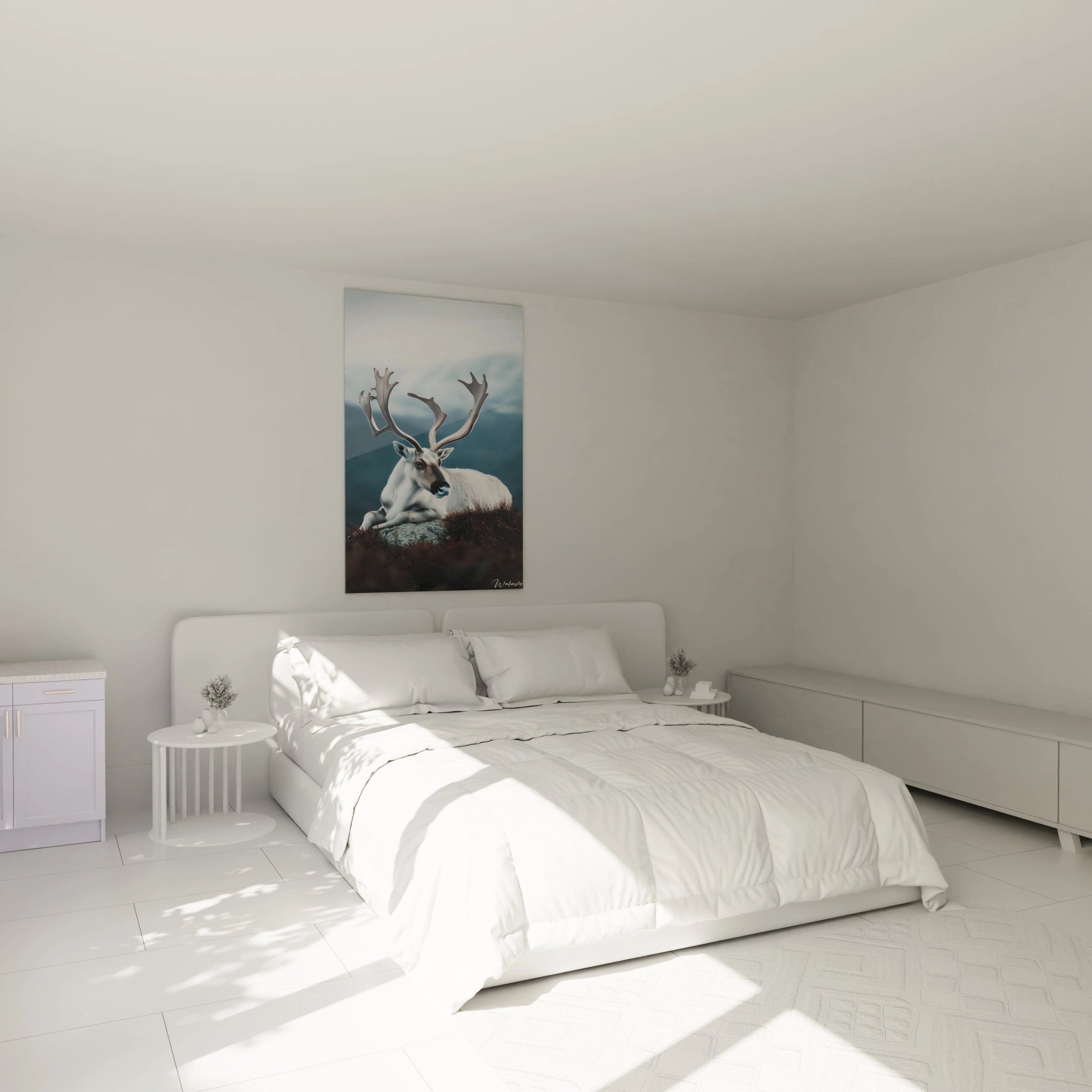 Un tableau artistique abstrait montrant un renne à fourrure blanche allongé paisiblement, arborant de grands bois gris texturés, sur une pierre grise entourée de bruyère brune, avec un arrière-plan de montagnes bleu foncé.