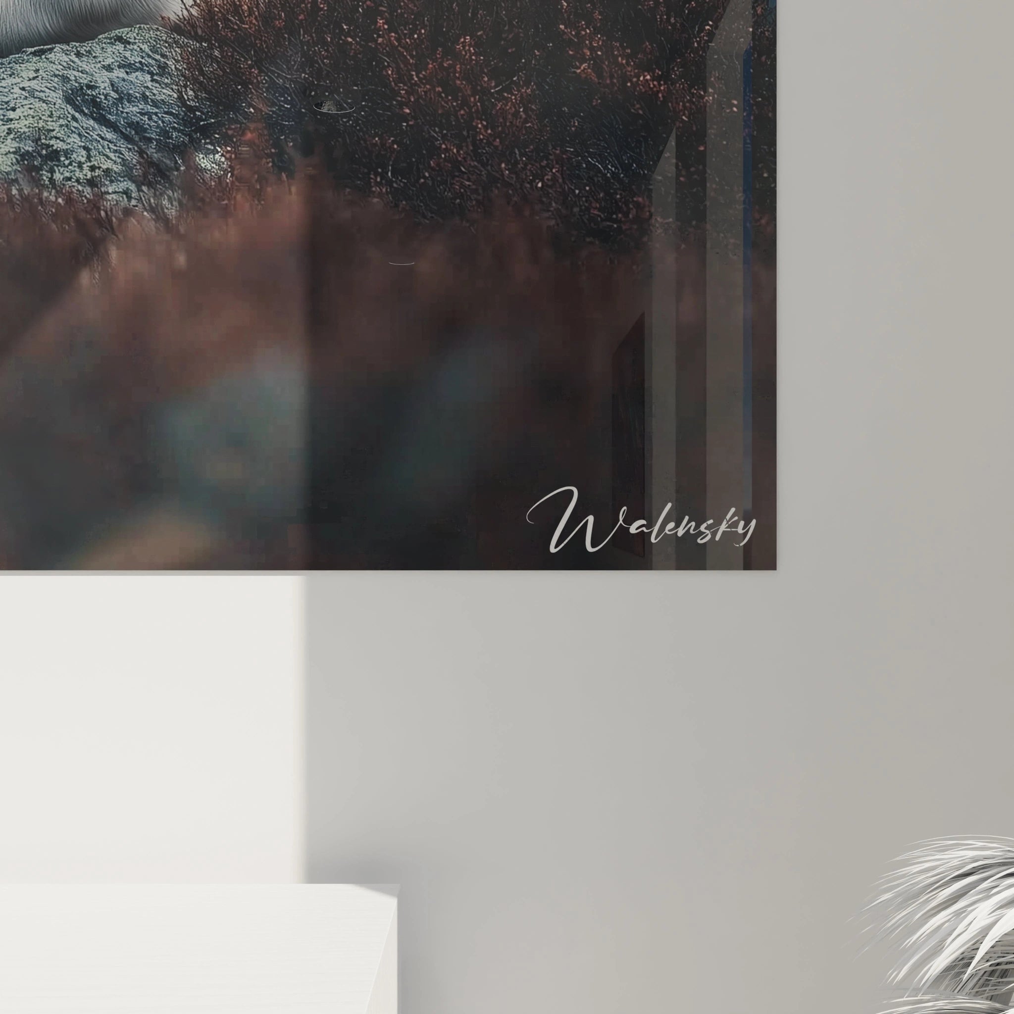 Un tableau artistique abstrait représentant un cervidé blanc aux impressionnants bois gris texturés, placé sur un rocher entouré de bruyère brune, contrastant avec l'arrière-plan bleu profond des montagnes brumeuses.