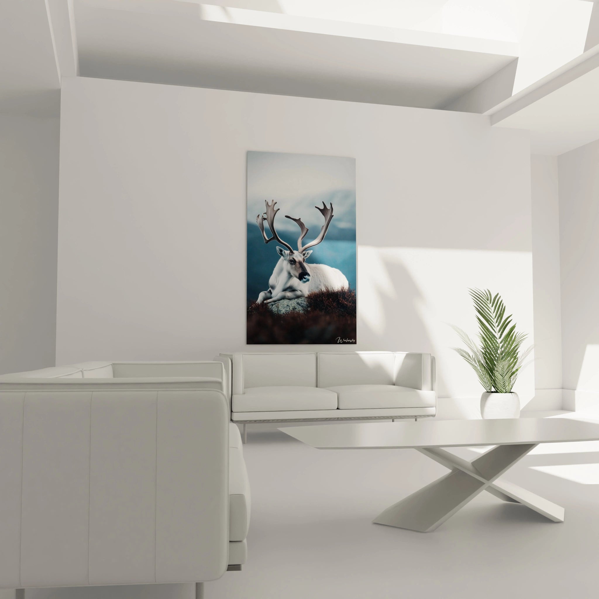 Un tableau artistique abstrait dépeignant un caribou blanc au repos, caractérisé par ses bois majestueux et ramifiés, sur un fond atmosphérique de montagnes bleues brumeux, avec de la végétation basse brun-rougeâtre au premier plan.