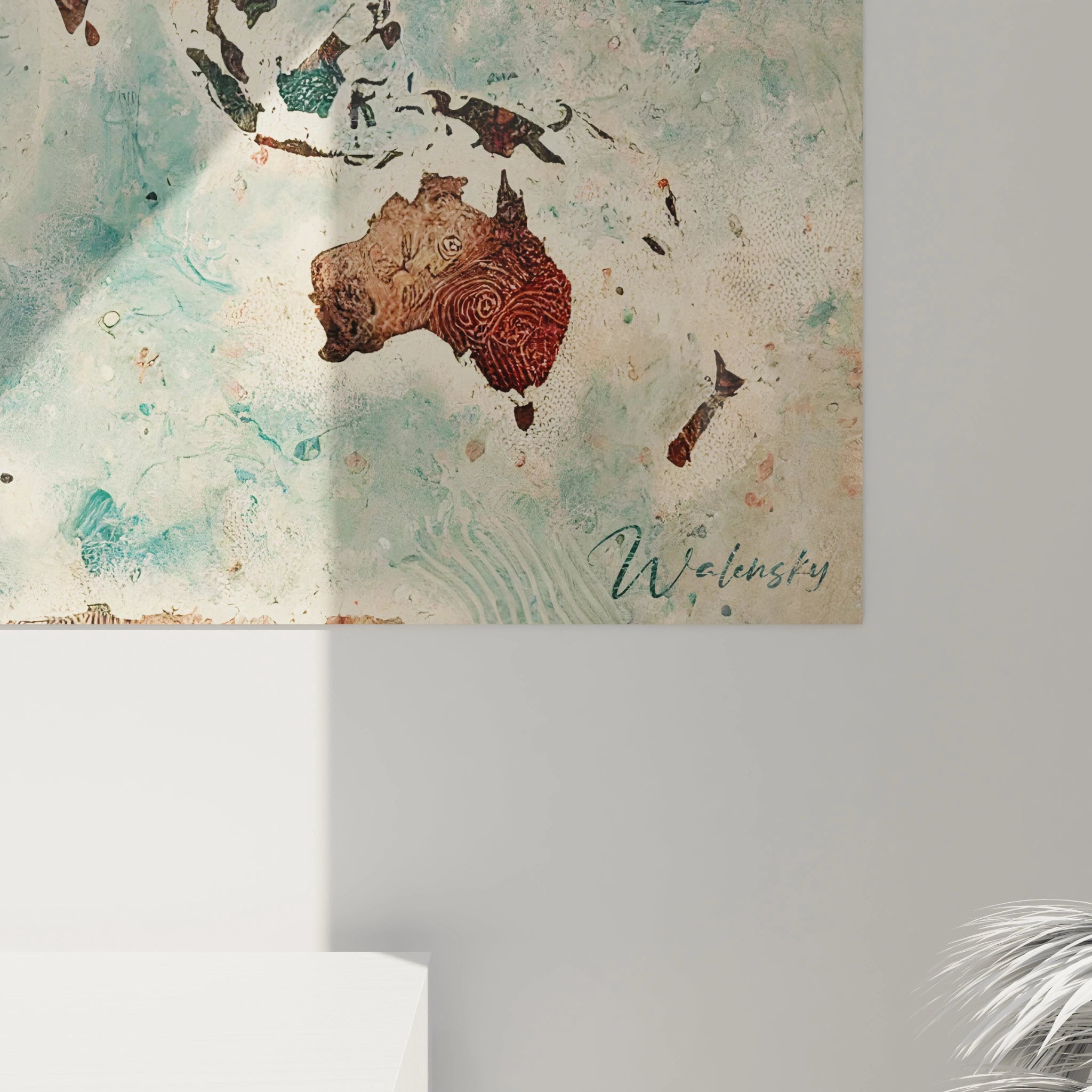 vue de près du tableau carte du monde textures brutes et courbes douces inspirées des continents reliefs réalistes tons terre mer et sable ajoutent profondeur et caractère à lœuvre