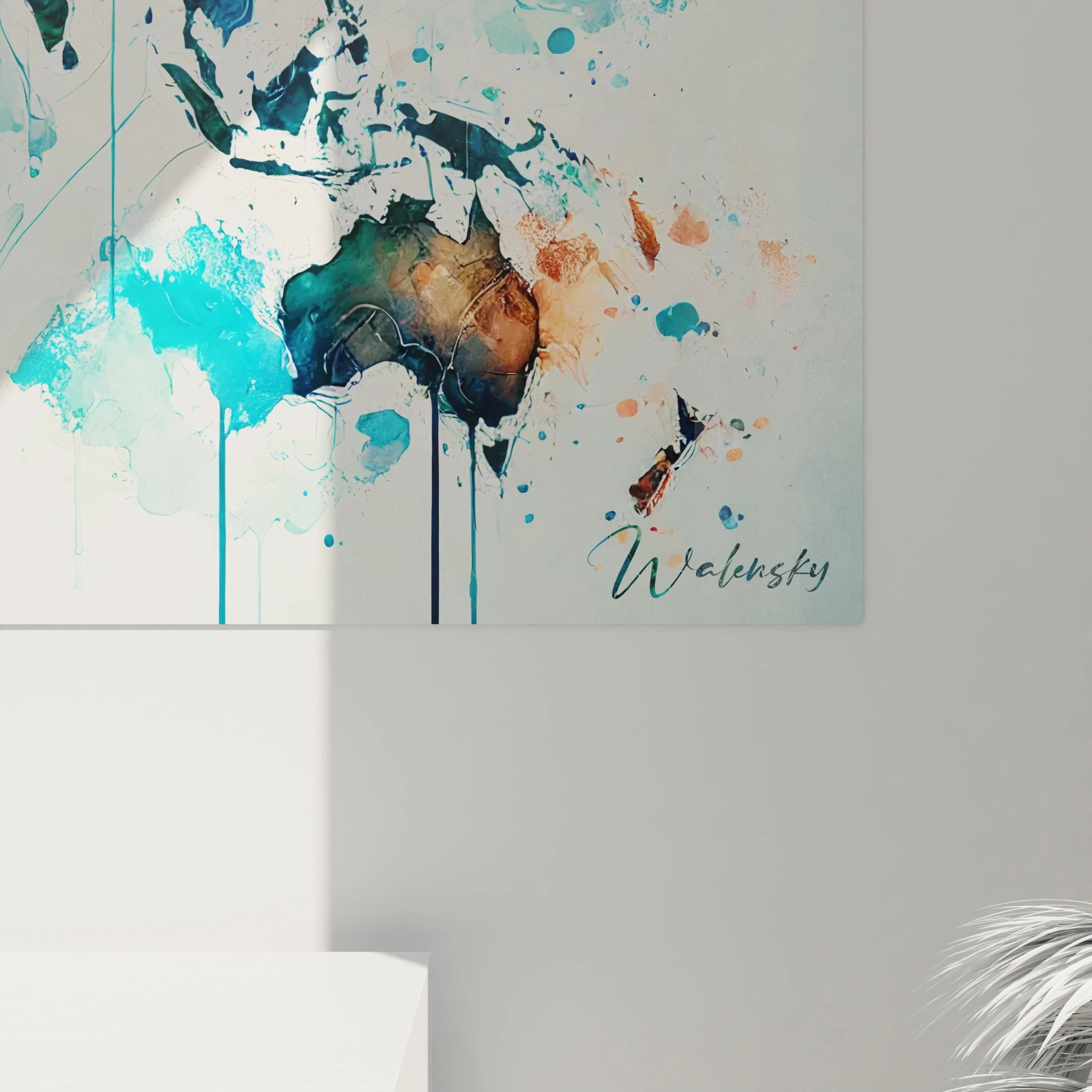 vue rapprochée du tableau carte du monde détails des gouttes d aquarelle contrastes fluides textures uniques couleurs naturelles bleu vert orange nuances délicates évoquant océans rivières et continents