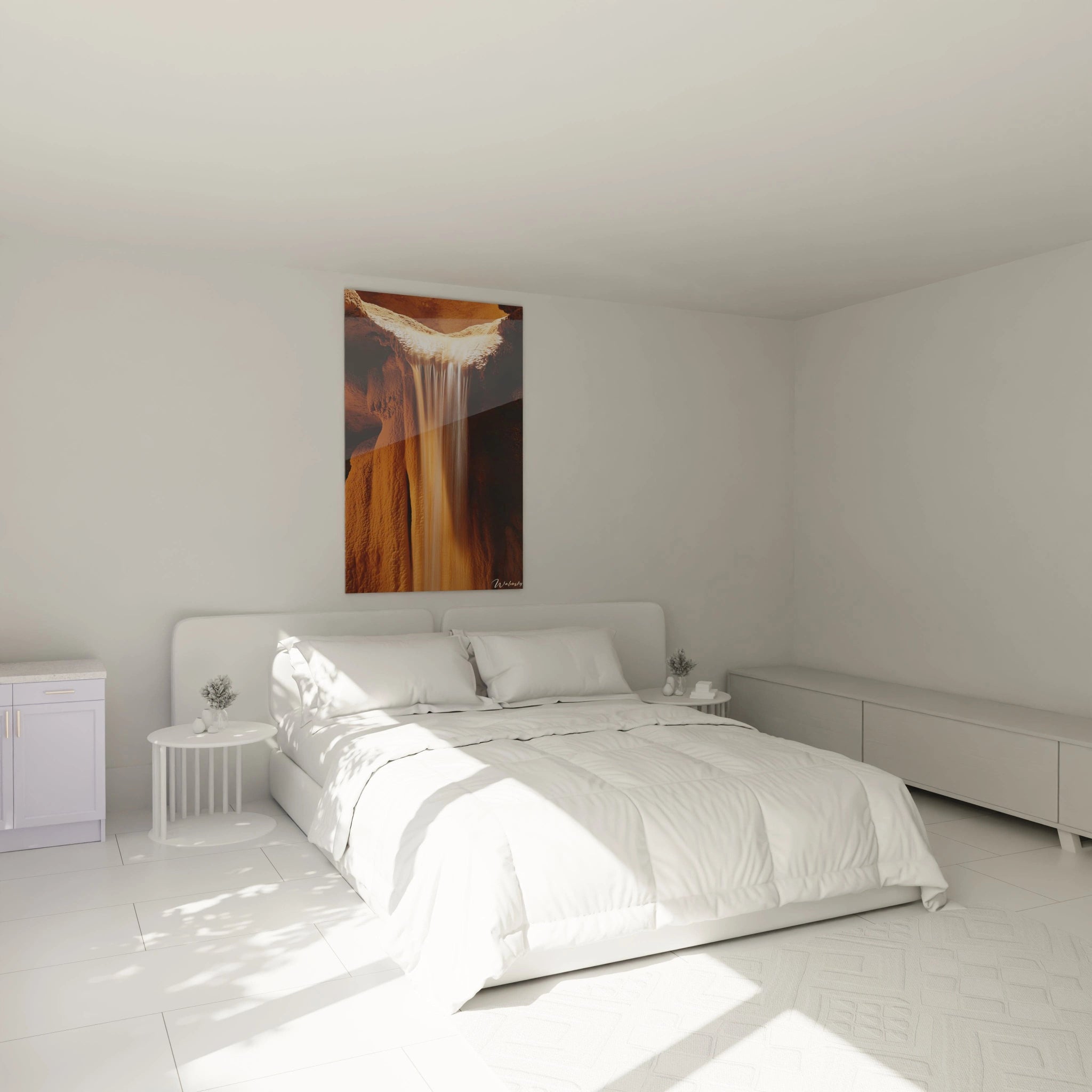 Un tableau cascade représentant une eau translucide descendant d’un plateau rocheux aux nuances de beige et de marron, avec un effet soyeux contrastant avec les reliefs granuleux de la pierre.