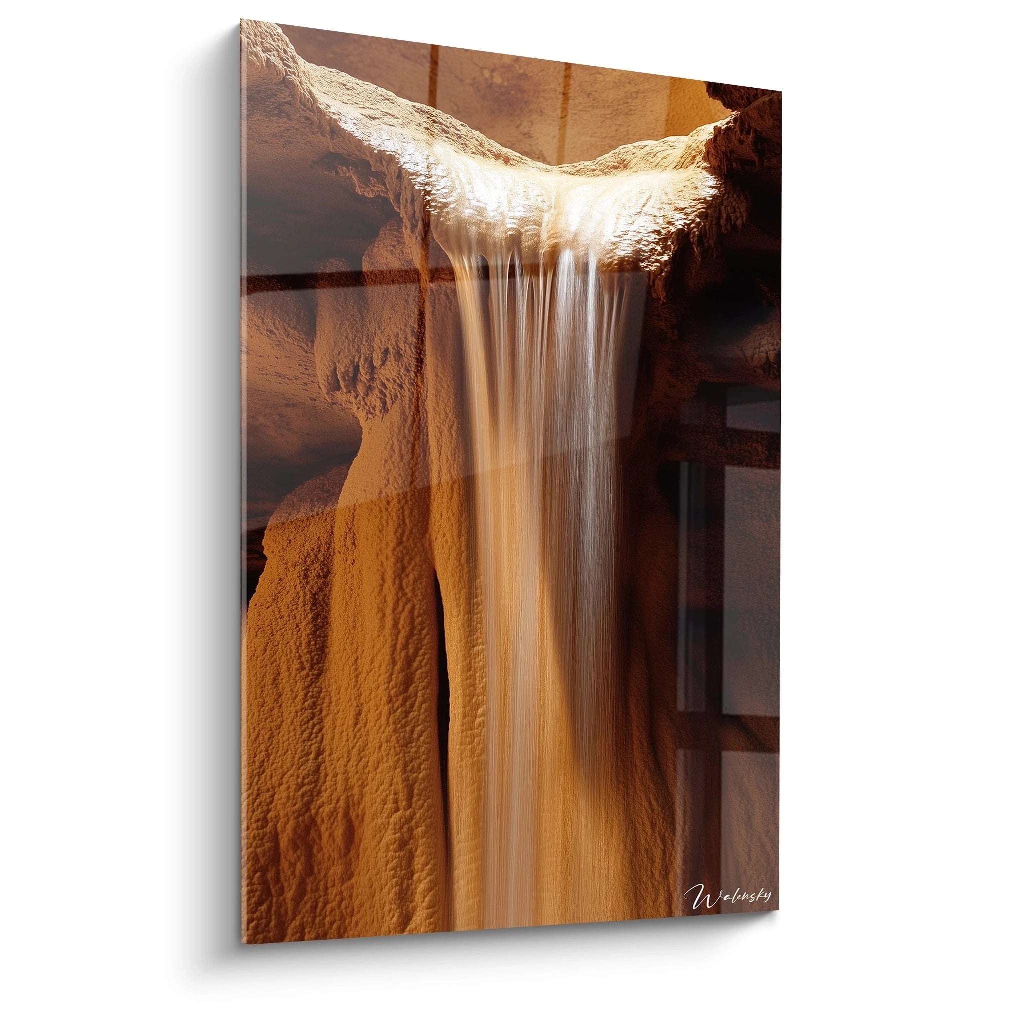 Un tableau cascade illustrant une chute d’eau fluide s’écoulant sur des formations rocheuses texturées, avec des tons marron, beige et or, créant un effet de mouvement contrastant avec la surface rugueuse.