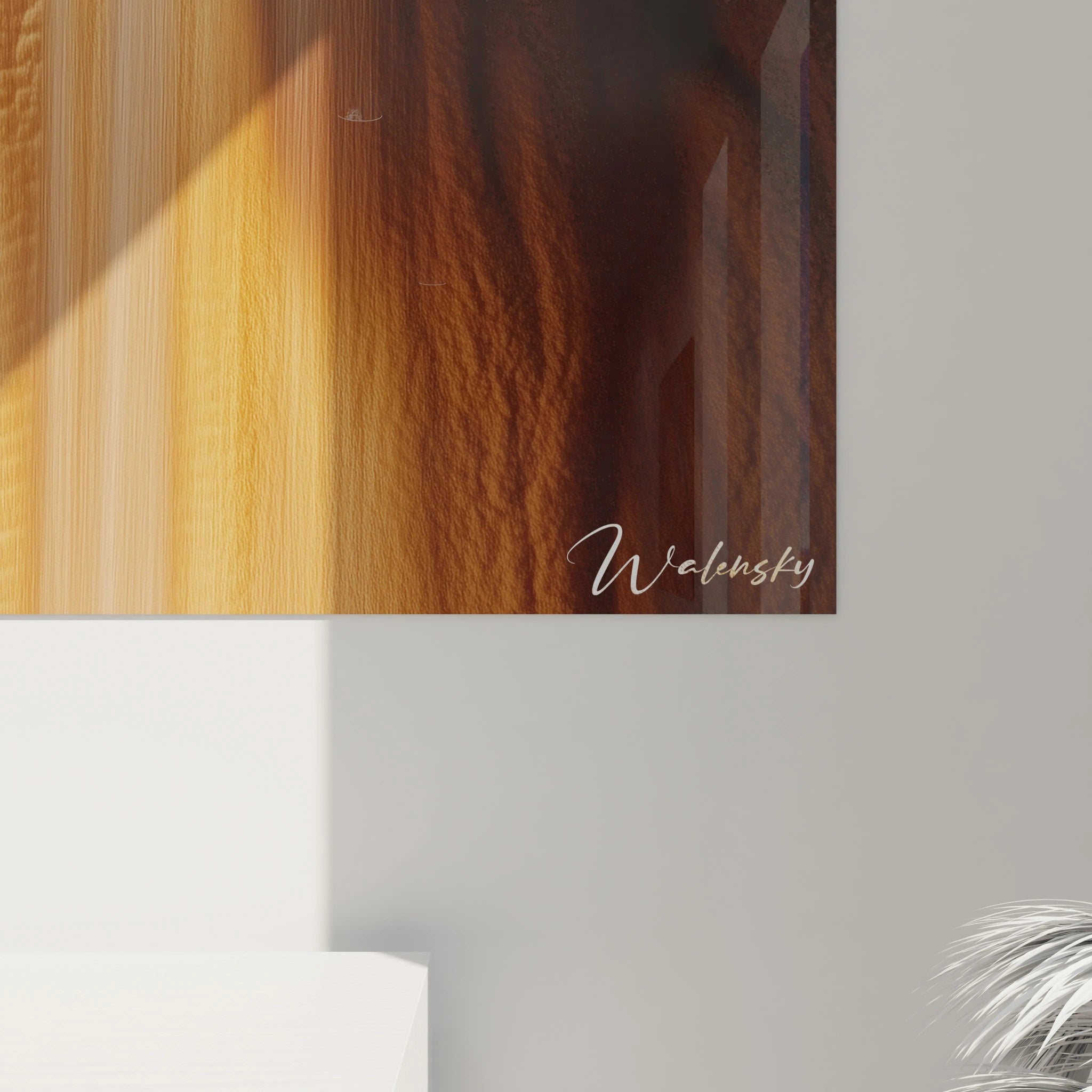 Un tableau cascade capturant l’écoulement d’une fine chute d’eau sur une paroi sculptée par l’érosion, avec des tons marron, beige et or, et un effet visuel jouant sur la transparence et la lumière.