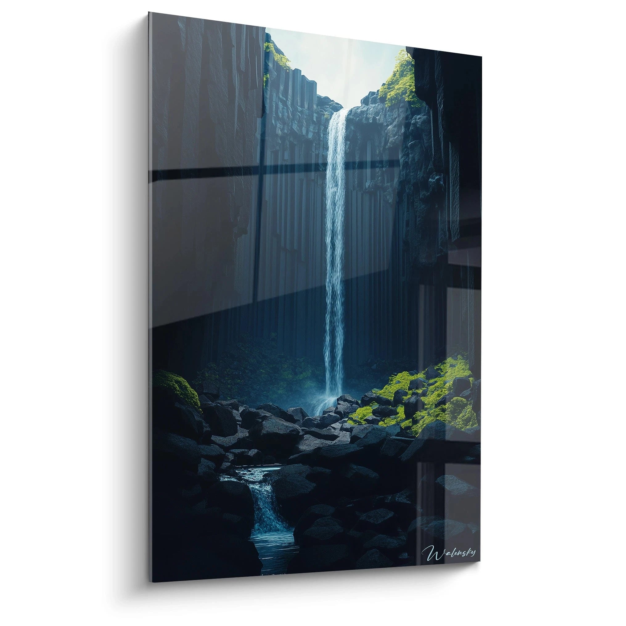 Un tableau cascade reprĂ©sentant une chute dâeau verticale entourĂ©e de formations rocheuses noires, avec des reflets bleus et verts. Lâeau apparaĂźt fluide, contrastant avec la texture rugueuse des roches.