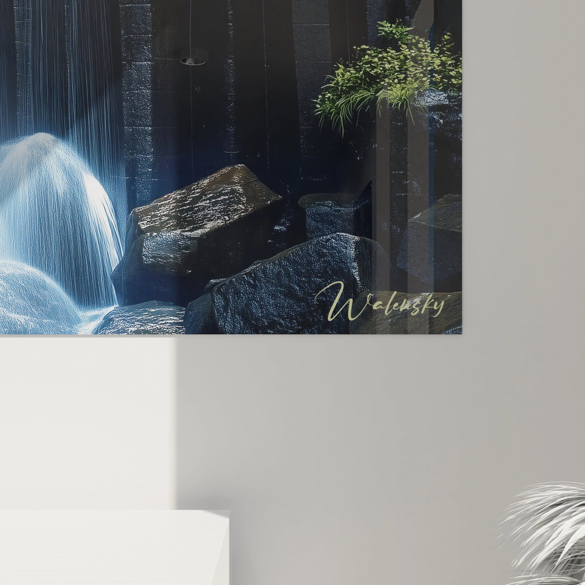 Un tableau cascade capturant un écoulement fluide d’eau sur des parois rocheuses noires et grises. Le contraste entre la transparence de l’eau et la structure rigide des roches crée un effet visuel marqué.