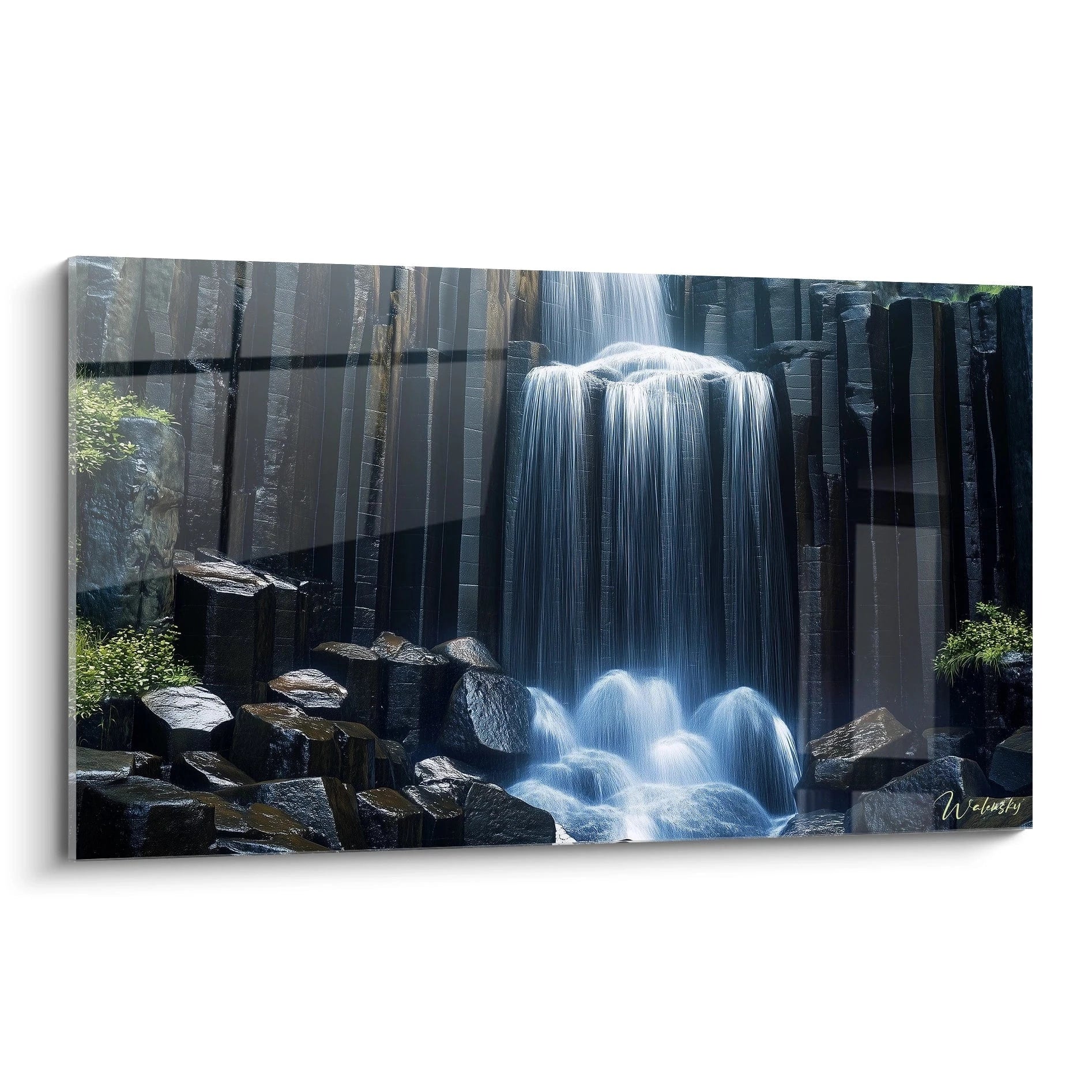 Un tableau cascade illustrant une chute d'eau descendant le long de colonnes rocheuses noires et grises, avec des reflets bleus et blancs. Les textures lisses de l’eau contrastent avec les surfaces rugueuses des roches.