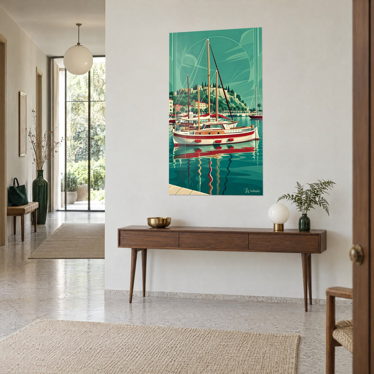 Cuadro yate marfil con ribete rojo, mástiles de madera clara y reflejos verdes ondulantes, sobre una pared beige encima de una consola