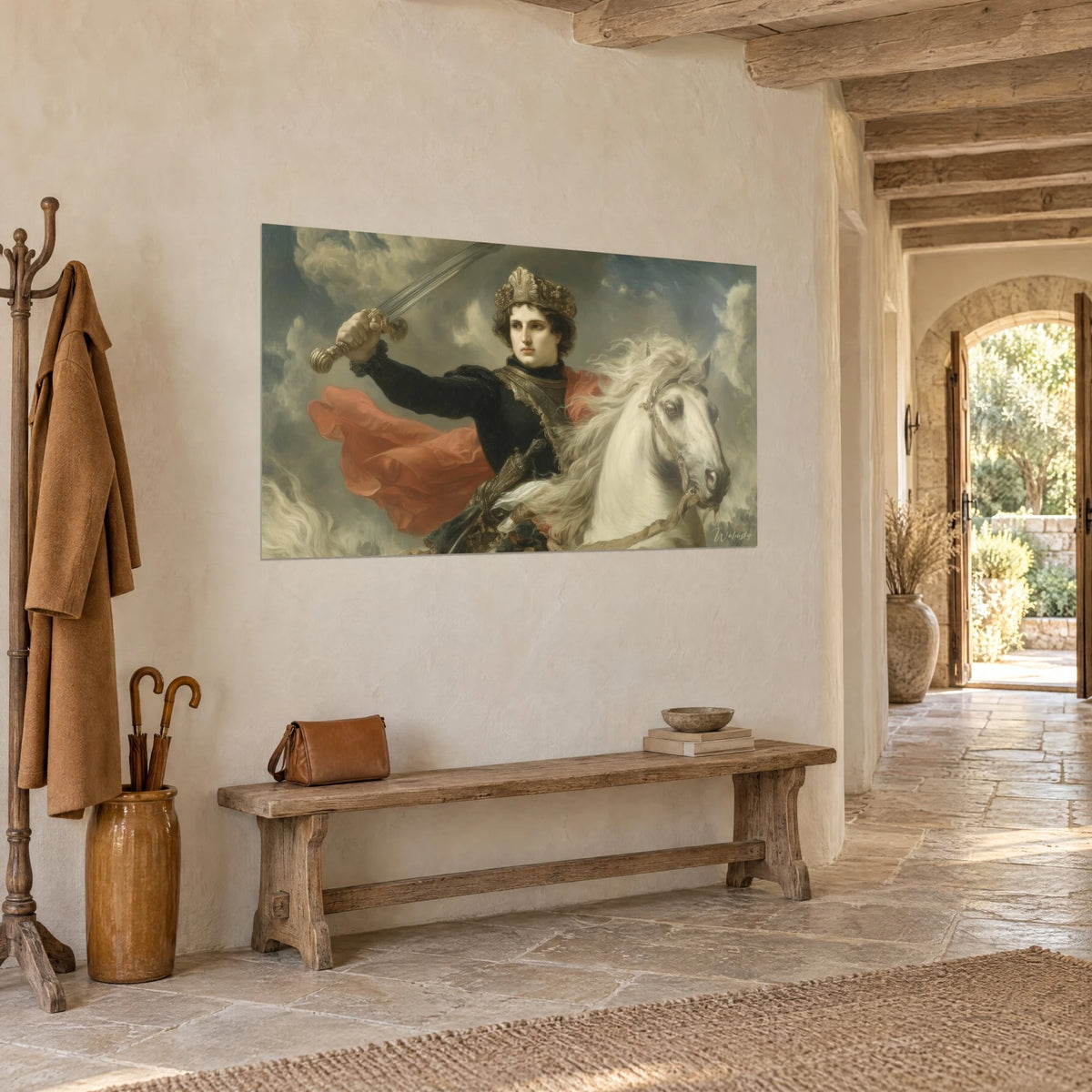Quadro di un cavallo bianco dalla criniera svolazzante che porta un guerriero con mantello rosso su cielo grigio, atrio in pietra chiara