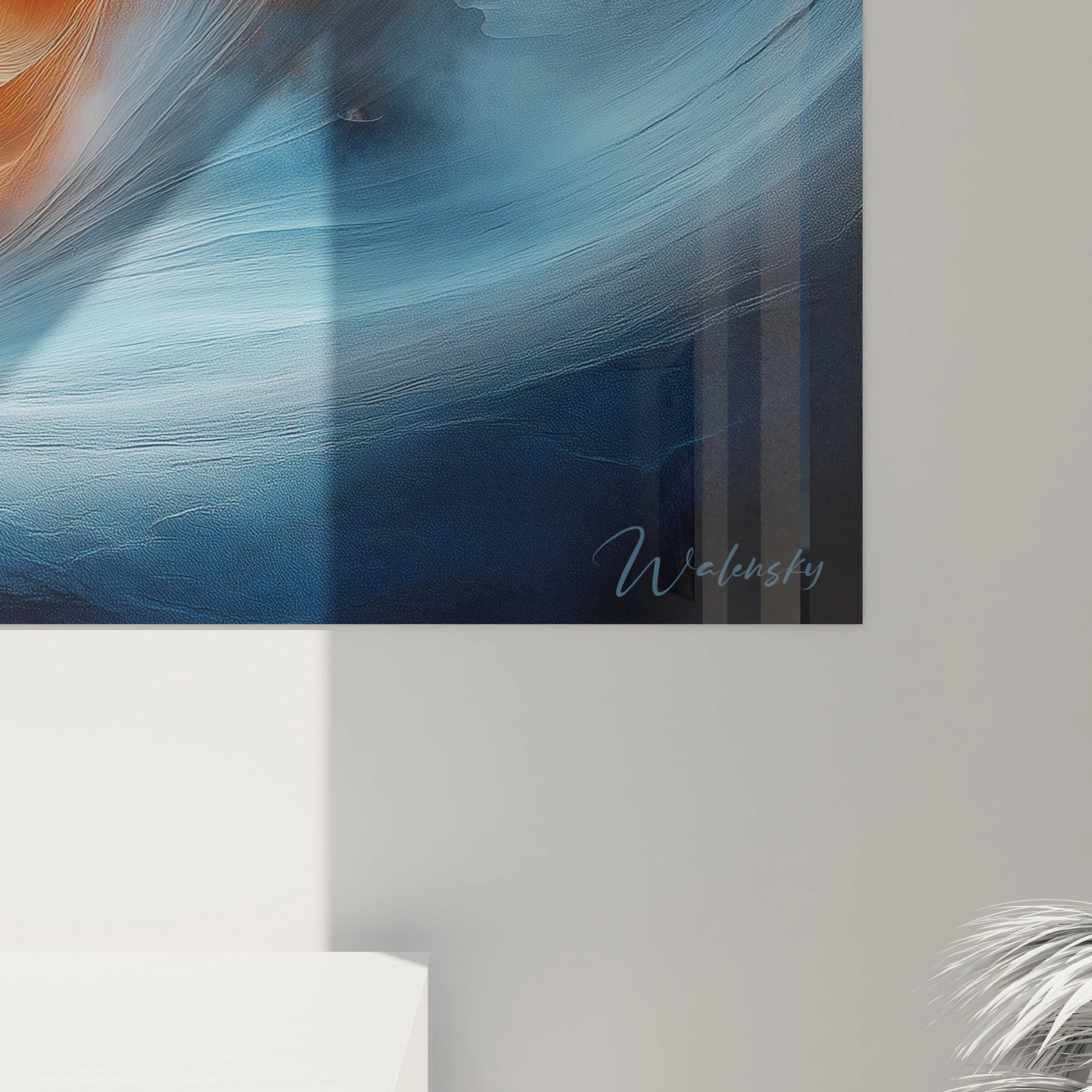 Un tableau de canyon stratifié présentant des ondulations bleu marine enveloppant une ouverture centrale illuminée de tons orangés et dorés, texture lisse et soyeuse rappelant la pierre polie par des millénaires d'érosion naturelle.