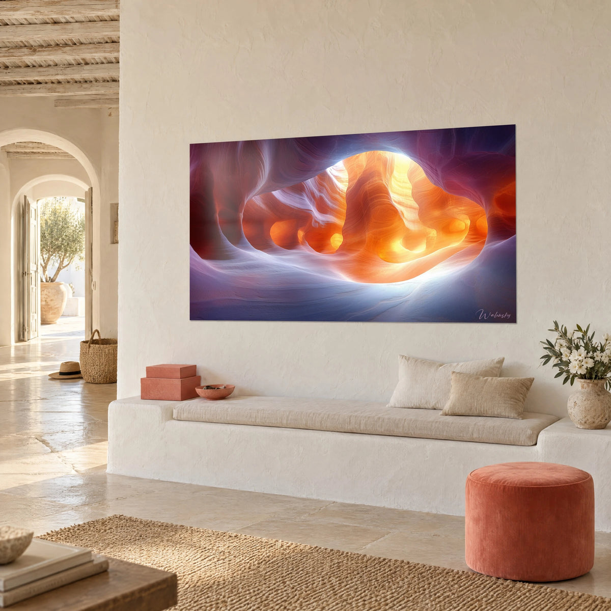 Quadro grotta di roccia scolpita dalle onde arancio vivo e bianco perlato, vista di tre quarti, panca bianca in un'alcova