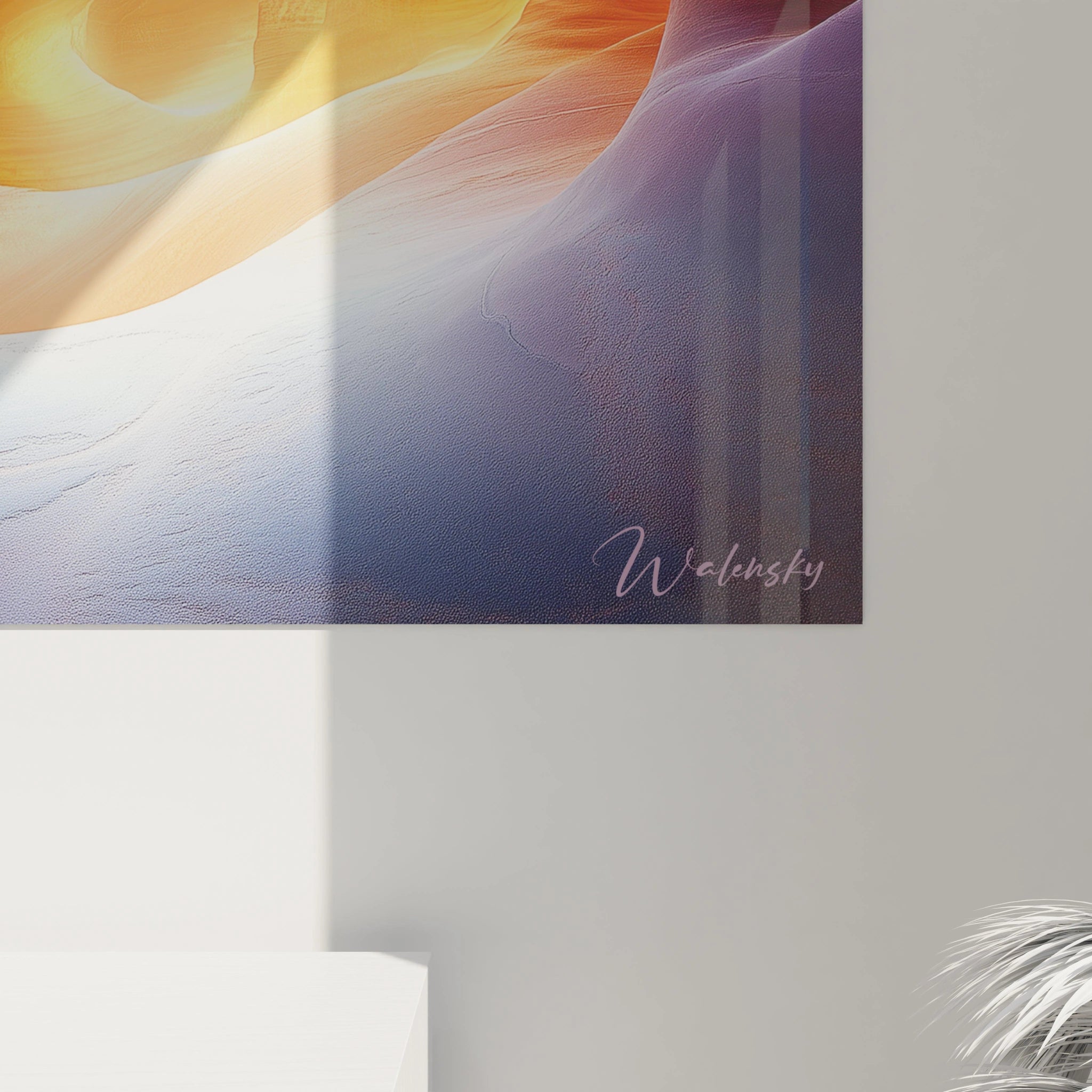 Un tableau antelope canyon capturant la magie d'un rayon de lumière traversant une cavité souterraine, avec des nuances violettes et orangées qui révèlent les courbes sinueuses de la roche polie, formant un spectacle naturel hypnotisant.