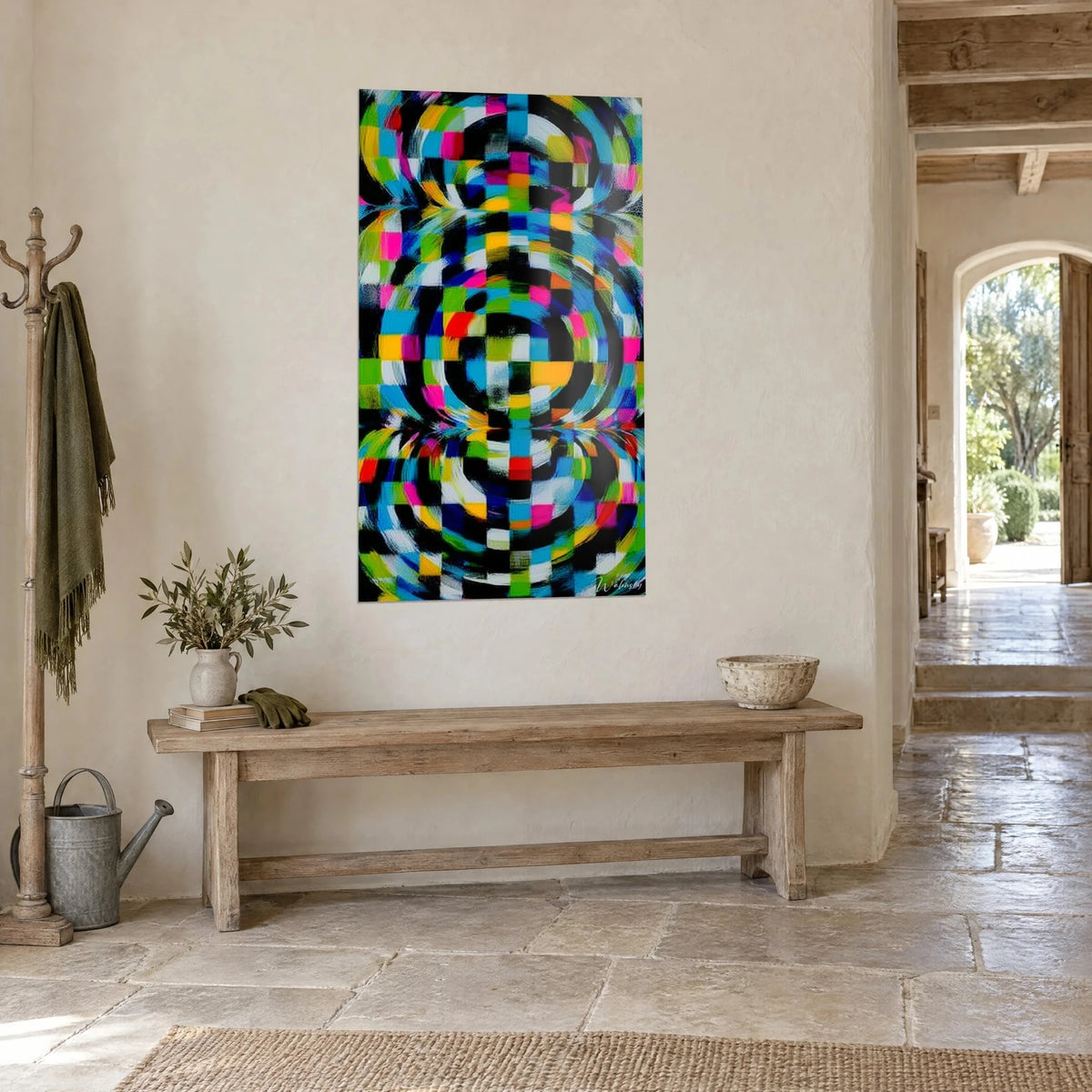 Πίνακας με μαγνητική σπείρα Op Art από κίτρινα, πράσινα και μαύρα τετράγωνα, όρθιος σε τοίχο με σοβά, διάδρομος από ανοιχτόχρωμη πέτρα