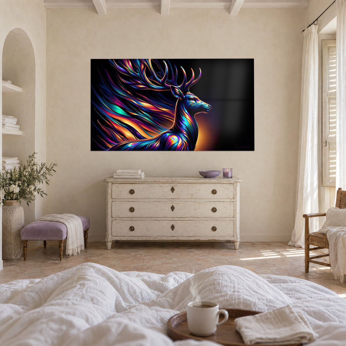 Tableau cerf en portrait aux ramures flamboyantes violet et turquoise, sur fond sombre, accroché au-dessus d'un lit dans une chambre claire