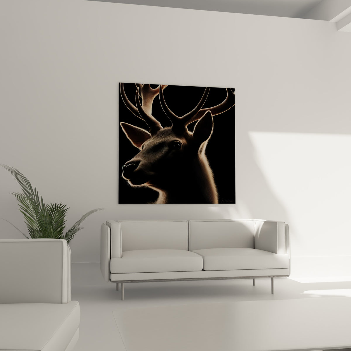 Museau et œil brillant du cerf noir surplombant un canapé dans un salon lumineux
