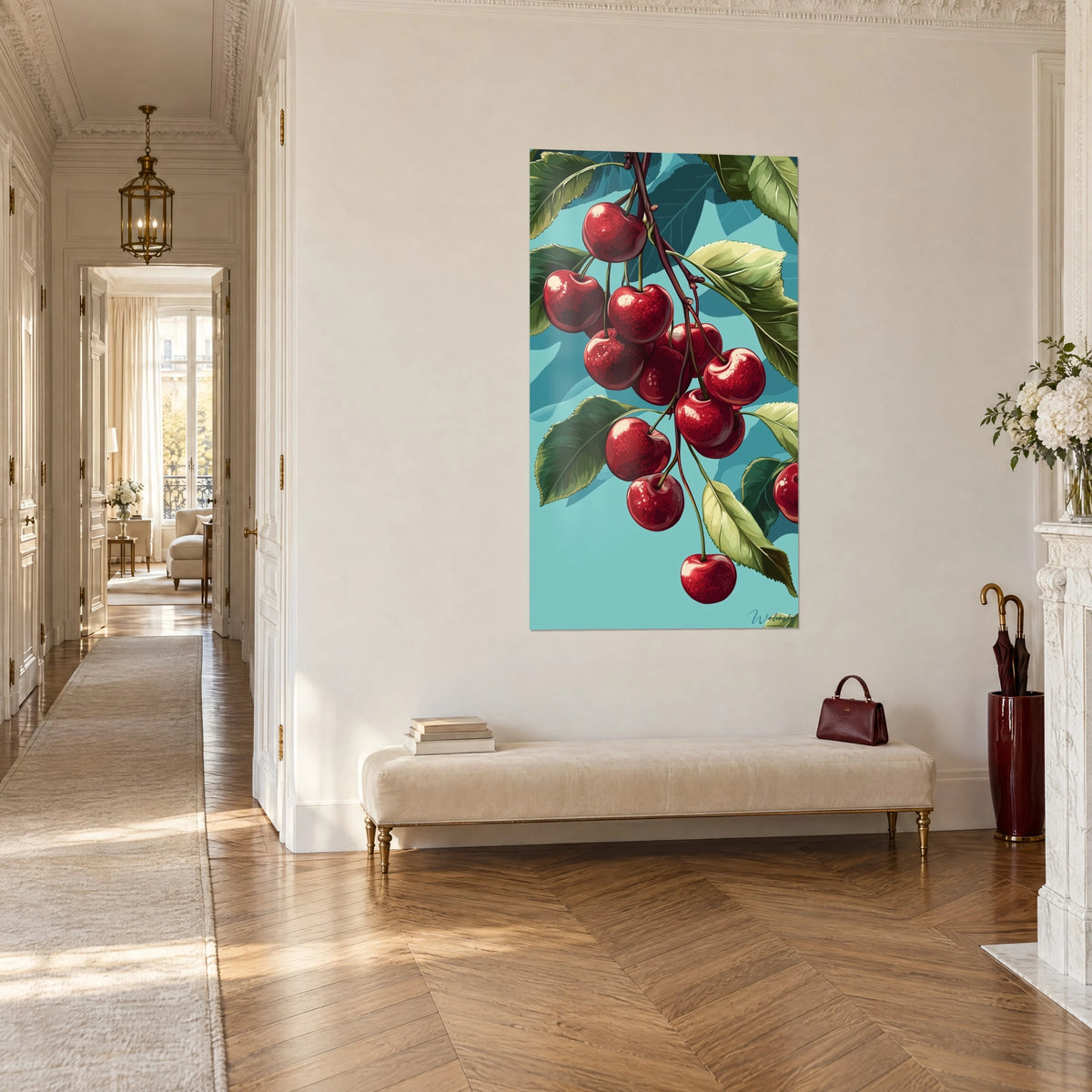 Quadro grappolo di amarene laccate, rosso intenso e verde salvia, appeso in un corridoio in stile haussmanniano con parquet chiaro