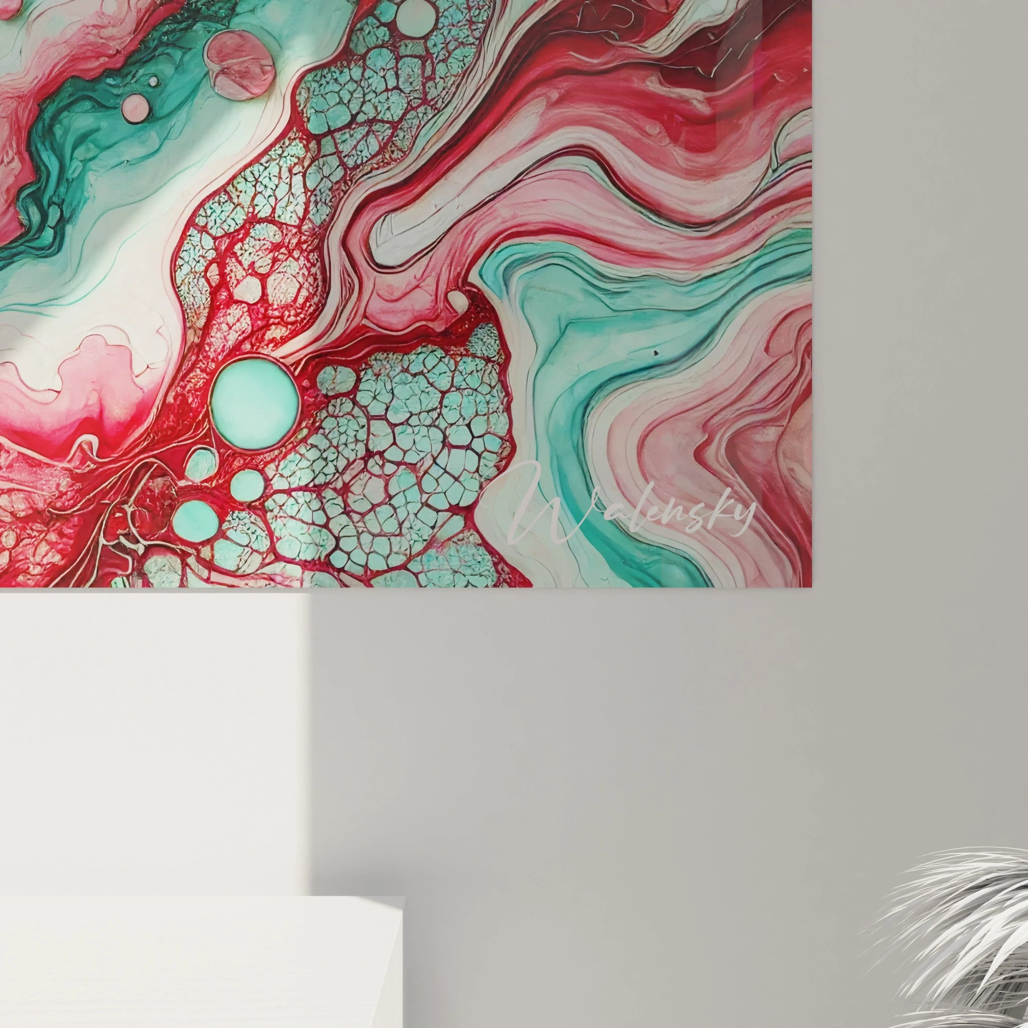 Détail du tableau style epoxy montrant les formes fluides et les éclats métalliques qui captent la lumière, créant un effet de profondeur et une ambiance chaleureuse et mystérieuse.