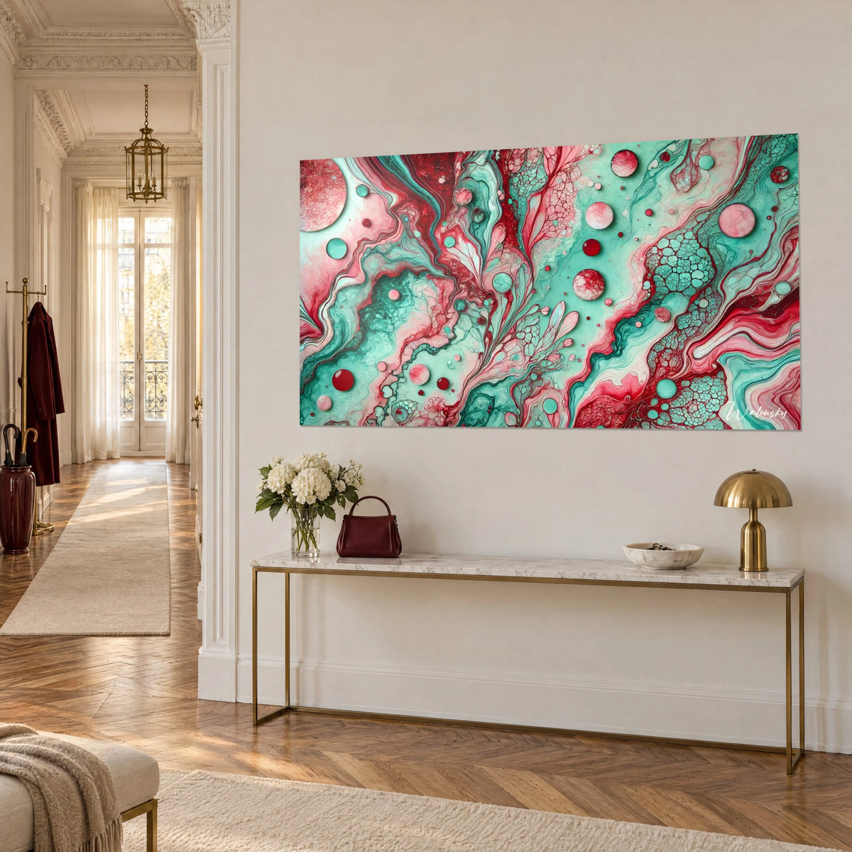 Cuadro de arte fluido en menta y carmín, burbujas redondas dispersas sobre una pared crema, vista de tres cuartos junto a una consola dorada