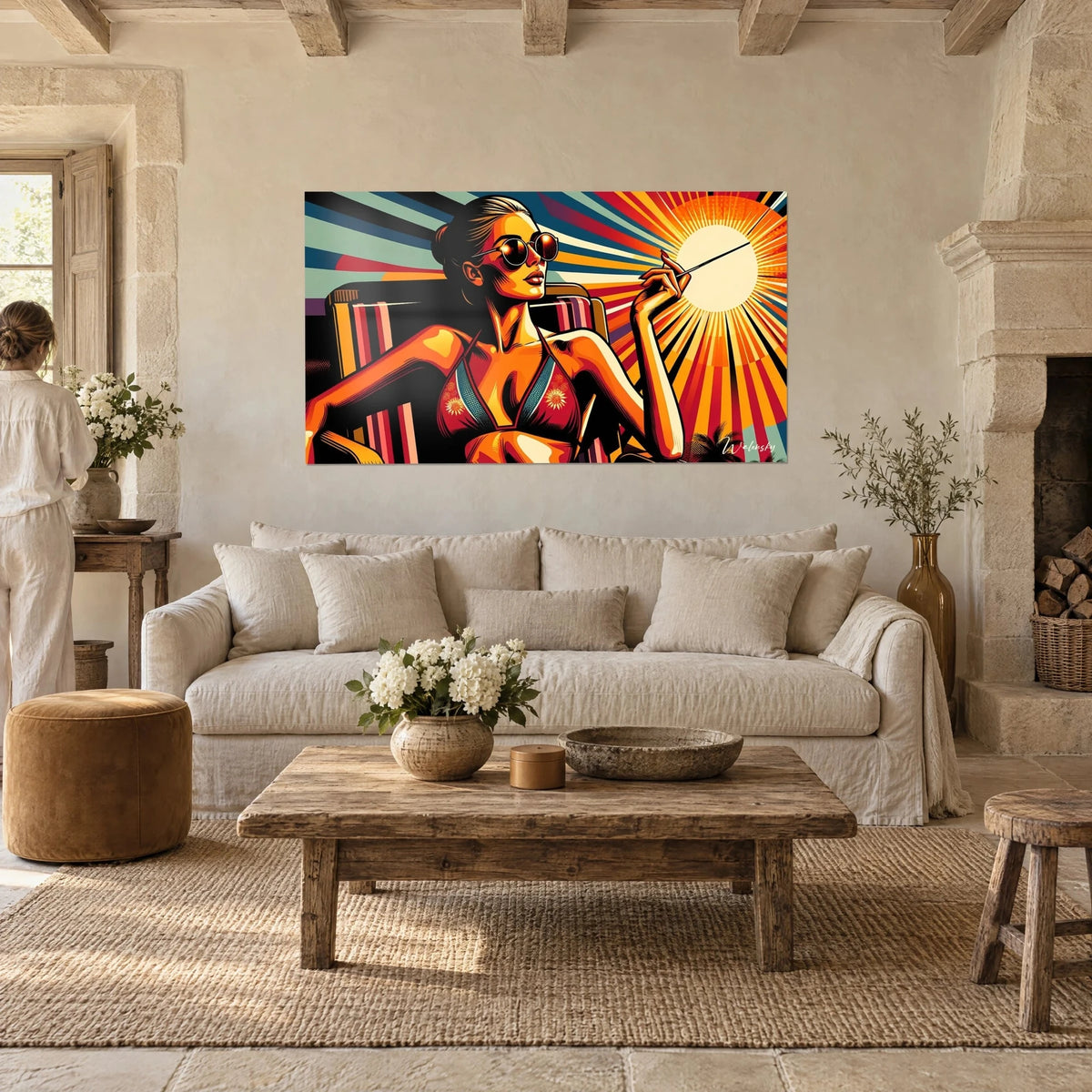 Gemälde Pin-up-Pop-Art mit roter Bikini unter einer strahlenden orangefarbenen Sonne, zwei Personen von hinten, über einem Sofa in einem hellen Wohnzimmer
