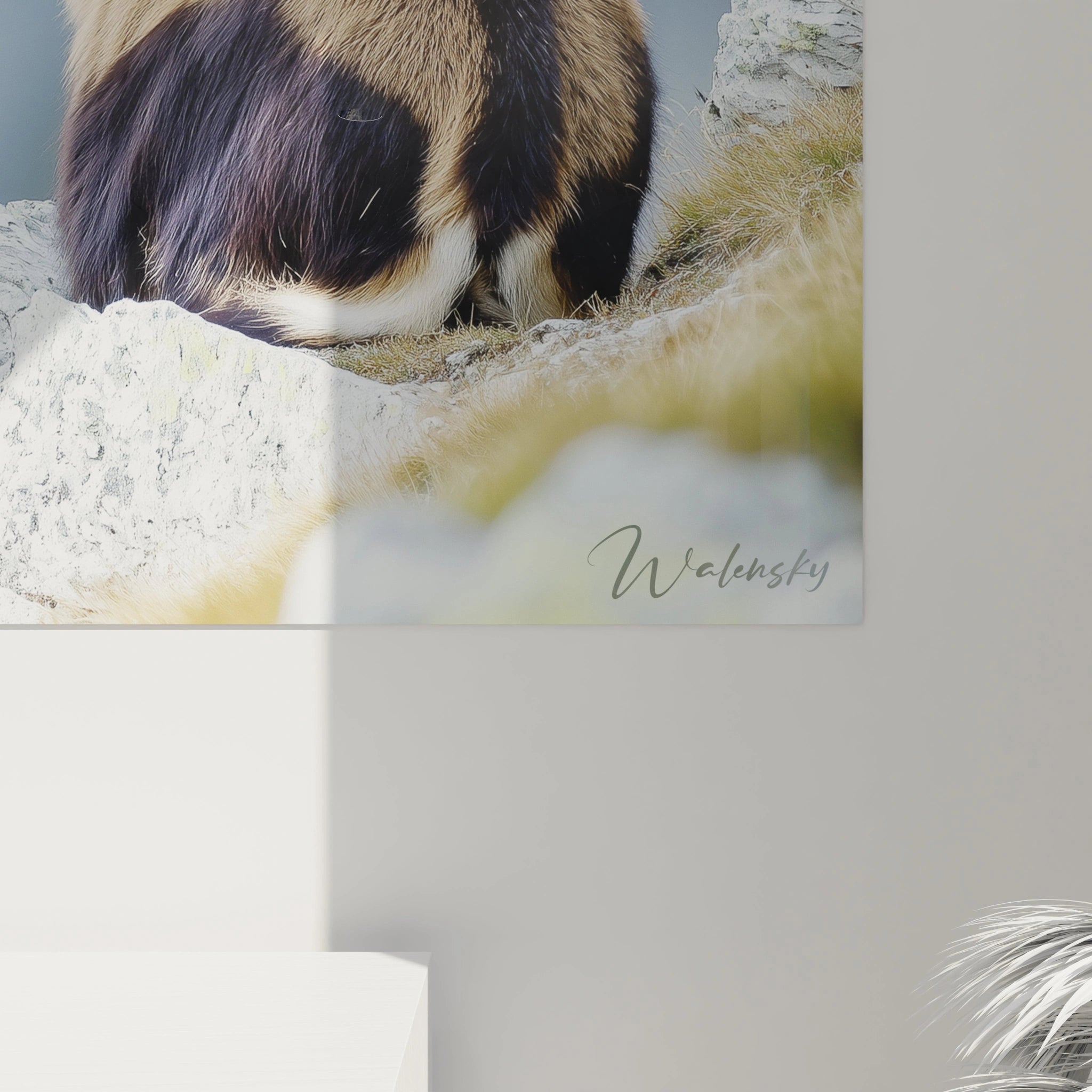 Un tableau artistique abstrait figurant un chamois solitaire sur une crête rocheuse, combinant des tons beige et marron pour le pelage et des nuances de gris pour les rochers. L'atmosphère brumeuse bleue en arrière-plan crée une profondeur visuelle.