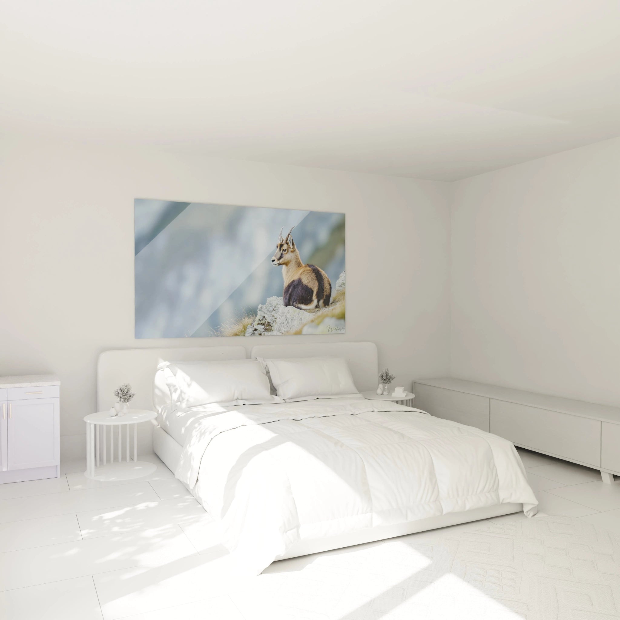 Un tableau artistique abstrait montrant un chamois alpin vu de profil, perché sur une formation rocheuse. Les textures contrastées du pelage beige-marron et des roches grises se détachent sur un arrière-plan bleu vaporeux représentant le paysage montagnard.