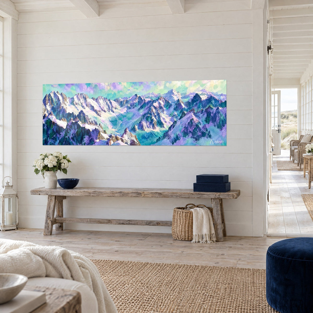 Tableau panorama alpin de pics givrés lilas et vert d'eau, vu de trois quarts sur un mur blanc lambrissé de bord de mer
