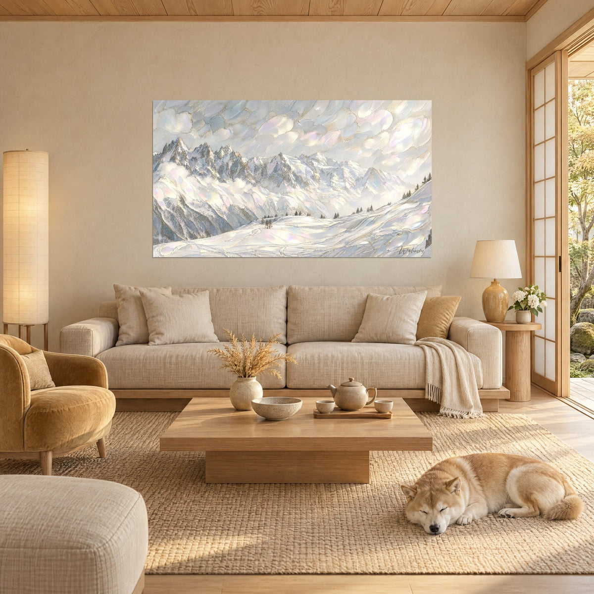Tableau massif enneigé aux nuées nacrées gris perle et ivoire, aiguilles de Chamonix, Shiba couché, au-dessus d'un canapé dans un salon lumineux