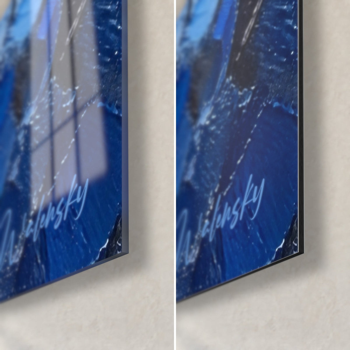 Cuadro de una montaña con crestas azul ultramar y ocres, esquina inferior derecha, cristal acrílico brillante a la izquierda, aluminio Dibond mate a la derecha