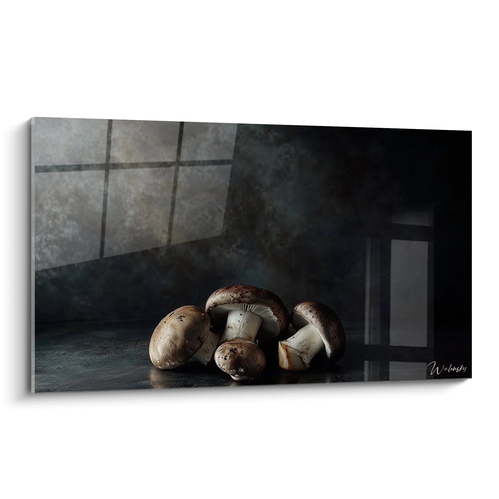 Un tableau champignon représentant plusieurs champignons bruns posés sur une surface sombre, avec un fond texturé en nuances de gris et marron. La lumiÚre met en valeur leurs formes et textures naturelles.