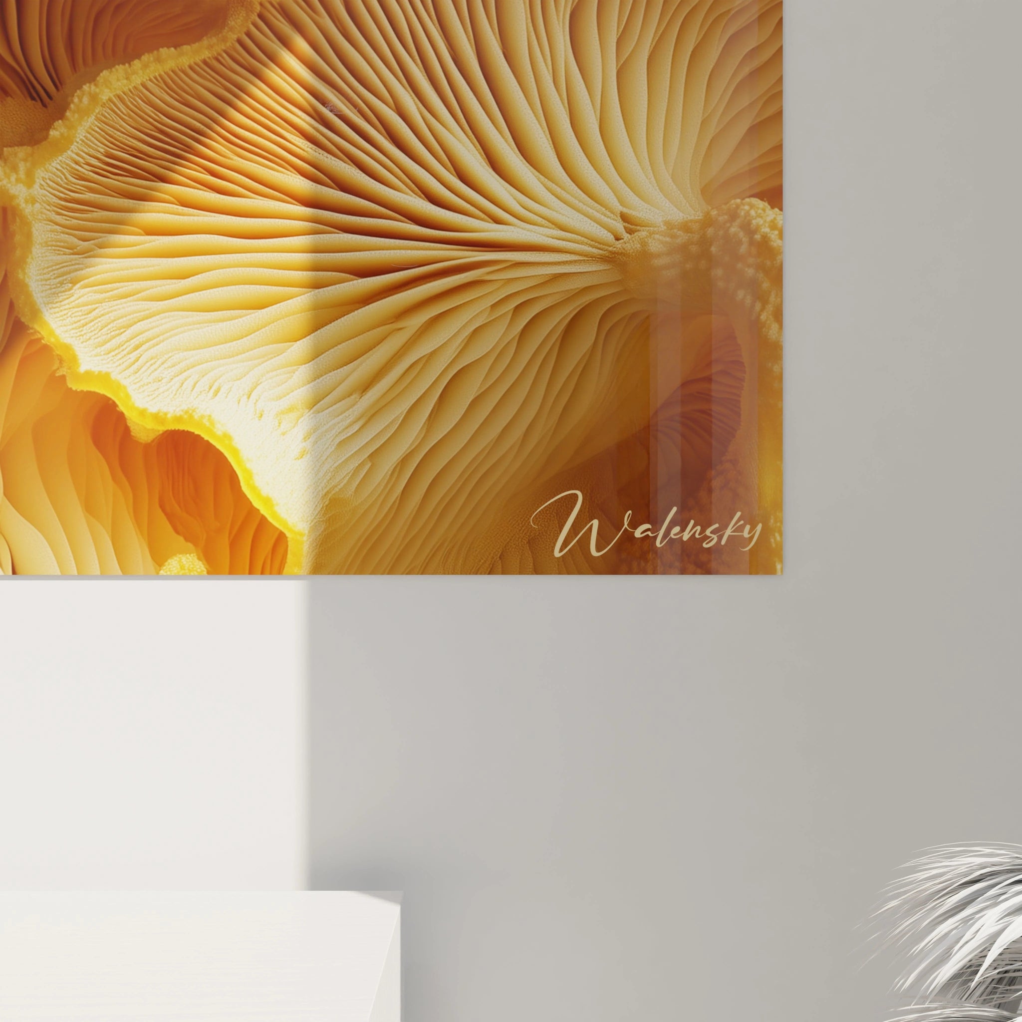 Un tableau champignon nature illustrant des formes superposées aux couleurs dorées et beige, avec un effet visuel en relief mettant en avant les détails fins des lamelles et contours texturés des champignons.