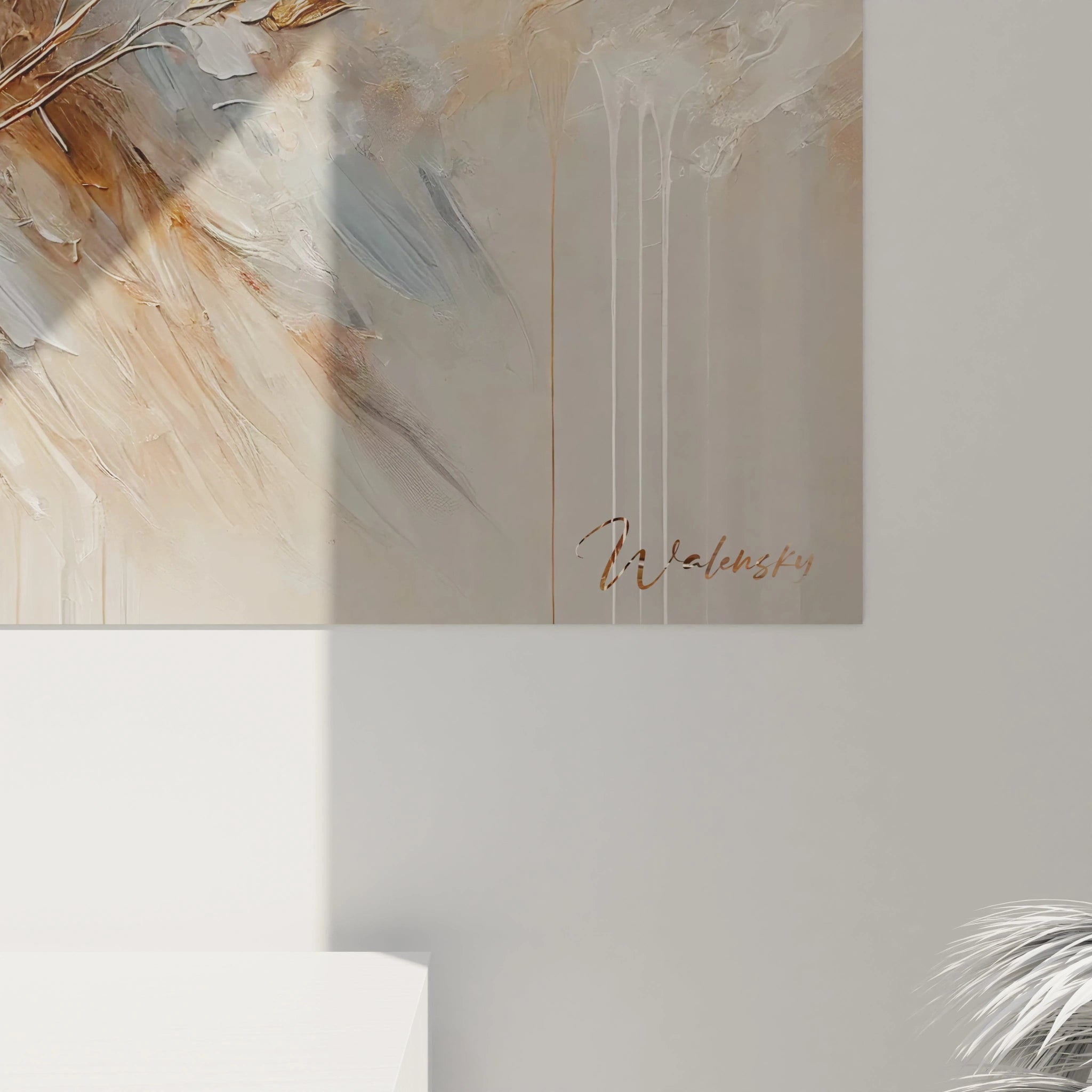 Vue de près du tableau chouette mettant en avant les détails texturés et les accents dorés raffinés. Chaque plume est peinte avec soin, apportant luxe et sophistication à cette œuvre captivante et paisible.