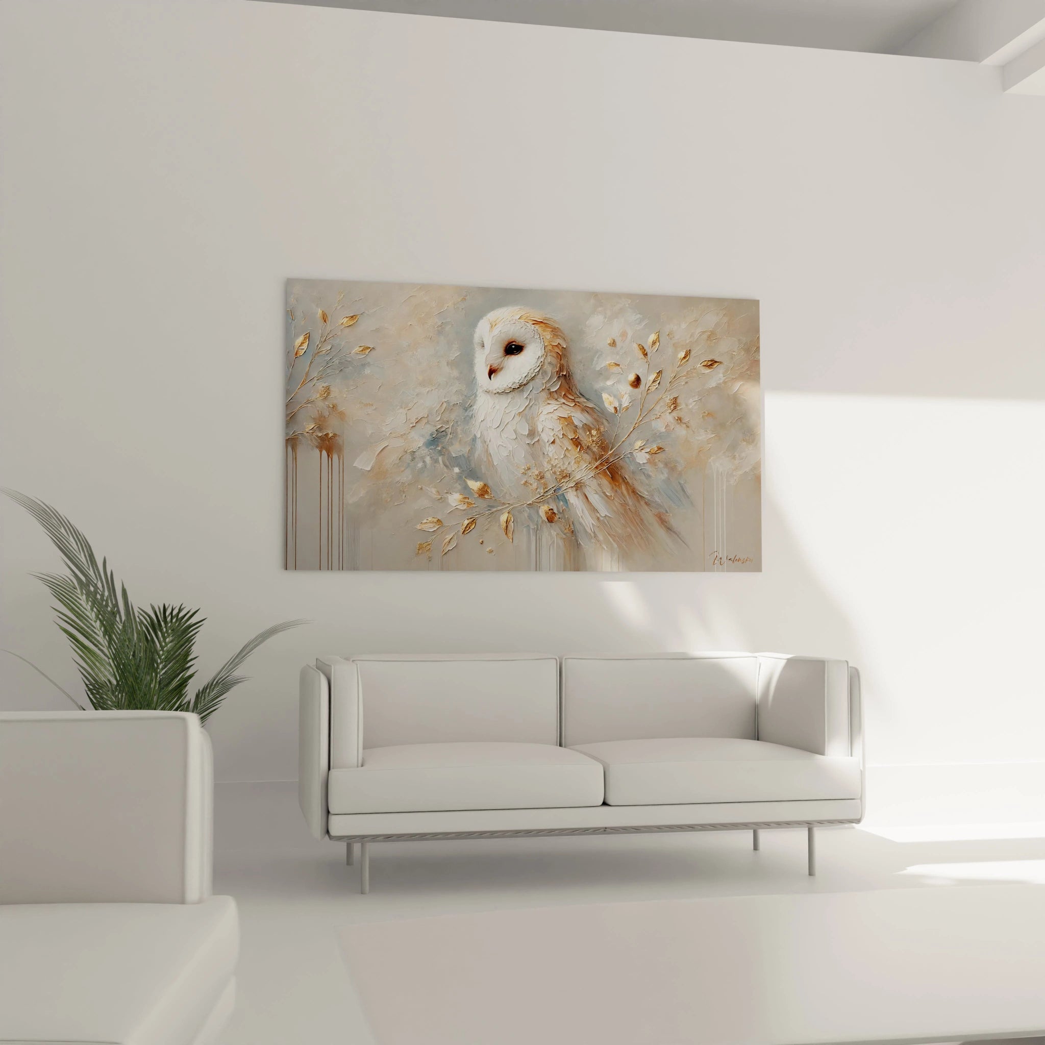 Tableau chouette accroché au-dessus du canapé. Apportez une touche d'élégance et de sérénité à votre salon grâce à cette œuvre texturée aux accents dorés et couleurs douces, idéale pour une décoration chic.