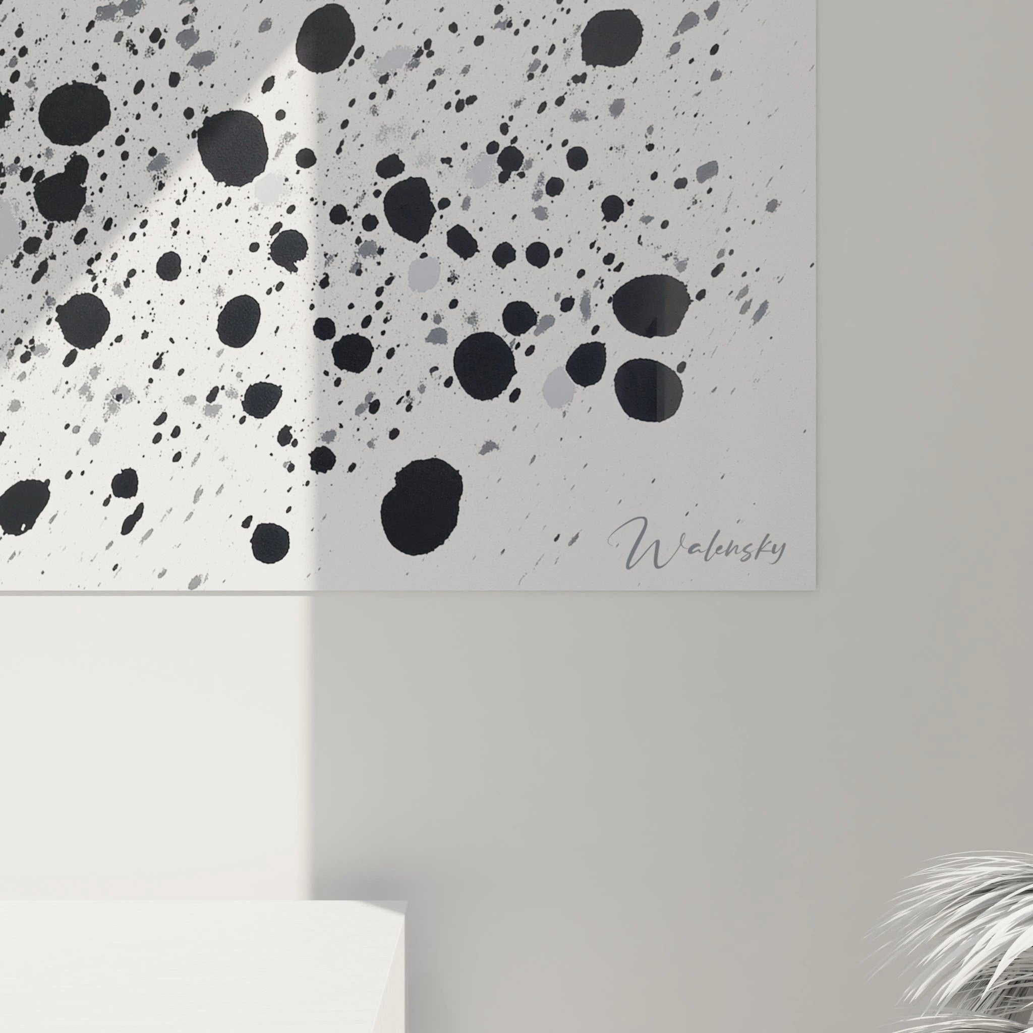 Tableau tacheté noir et blanc de Walensky avec des éclaboussures artistiques sur fond clair