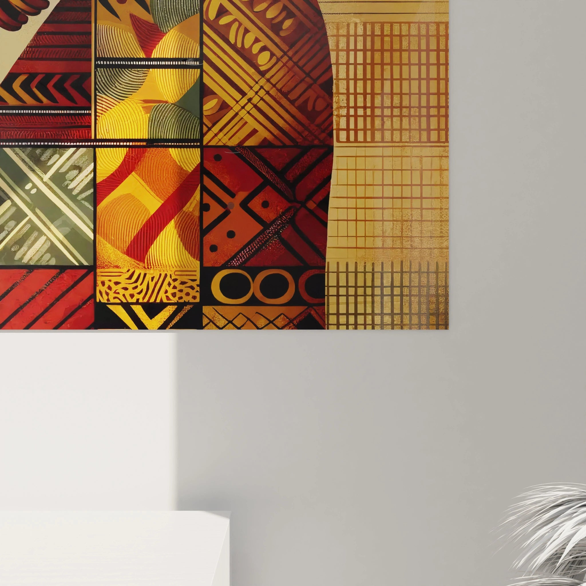 Les détails du tableau africain révèlent des motifs géométriques dorés et rouges, des formes circulaires et une silhouette élégante qui célèbre la culture et la dignité des femmes africaines.