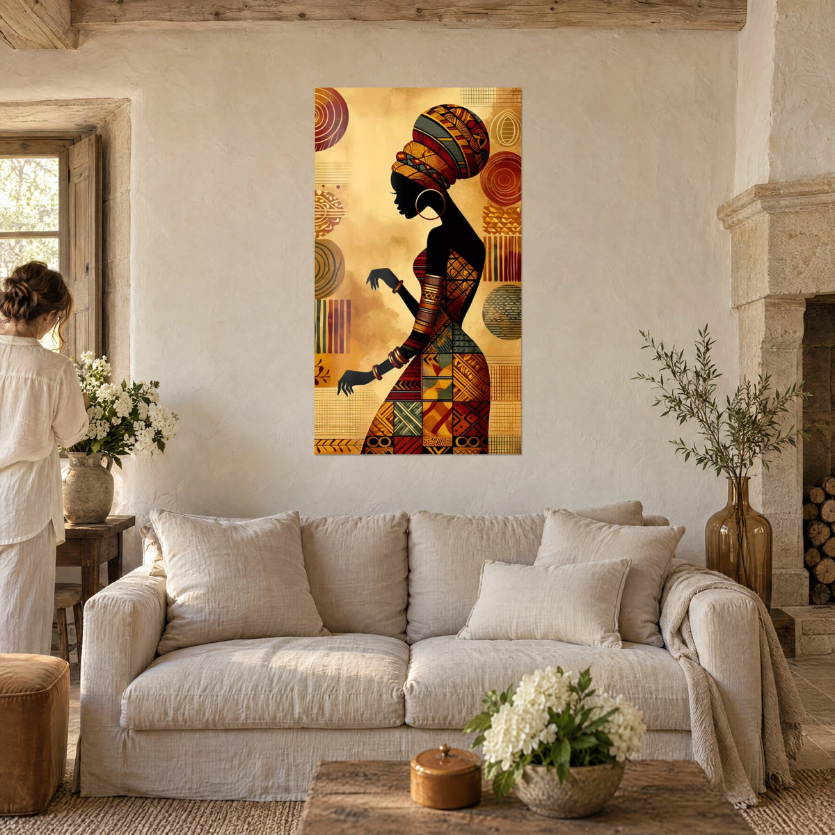 Tableau silhouette de femme noire au turban rayé rouille et ocre, motifs tribaux, une femme de dos, au-dessus d'un canapé dans un salon lumineux